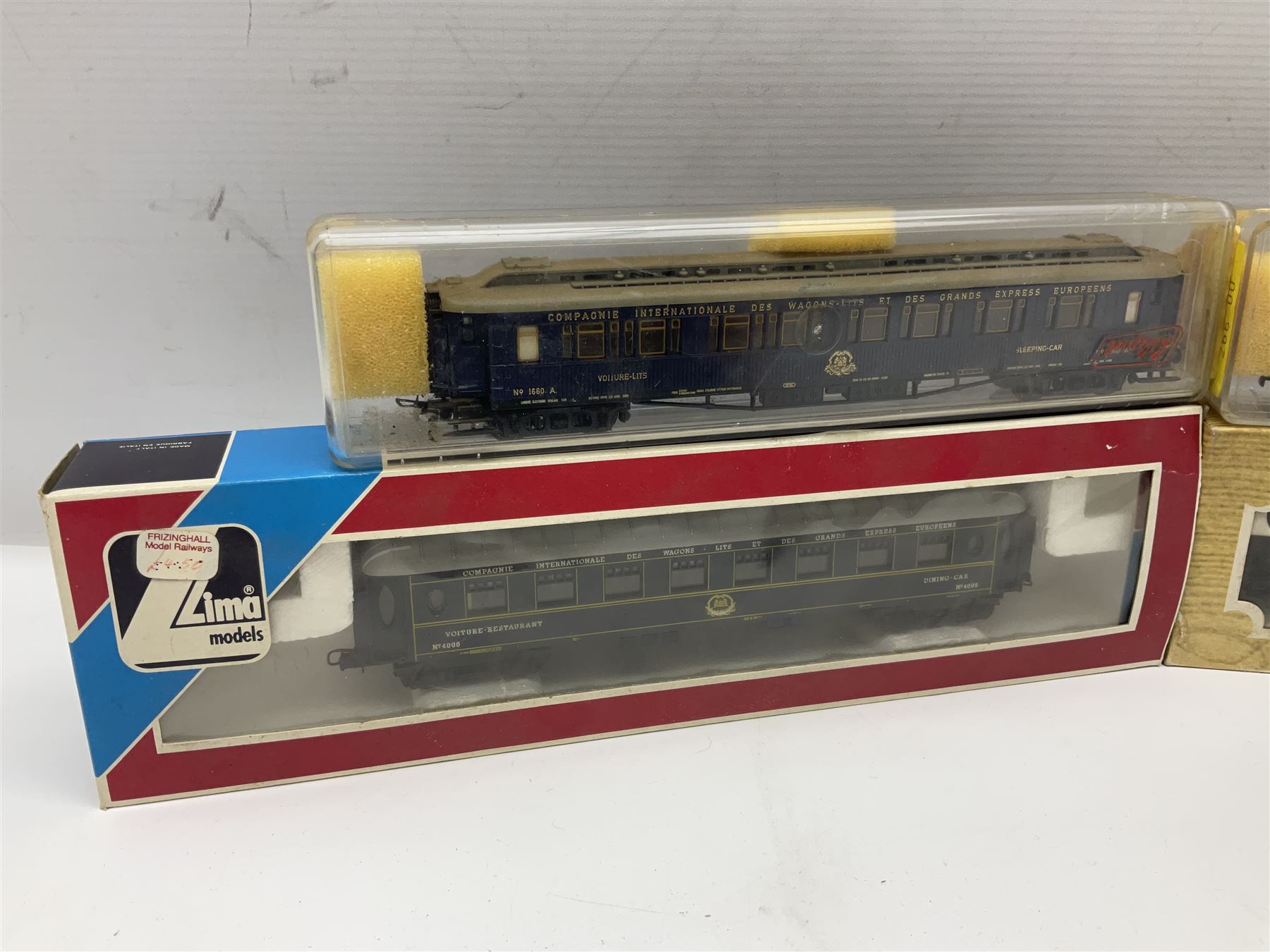 '00' gauge - four boxed and seven unboxed passenger coaches by Hornby Dublo - Image 11 of 12