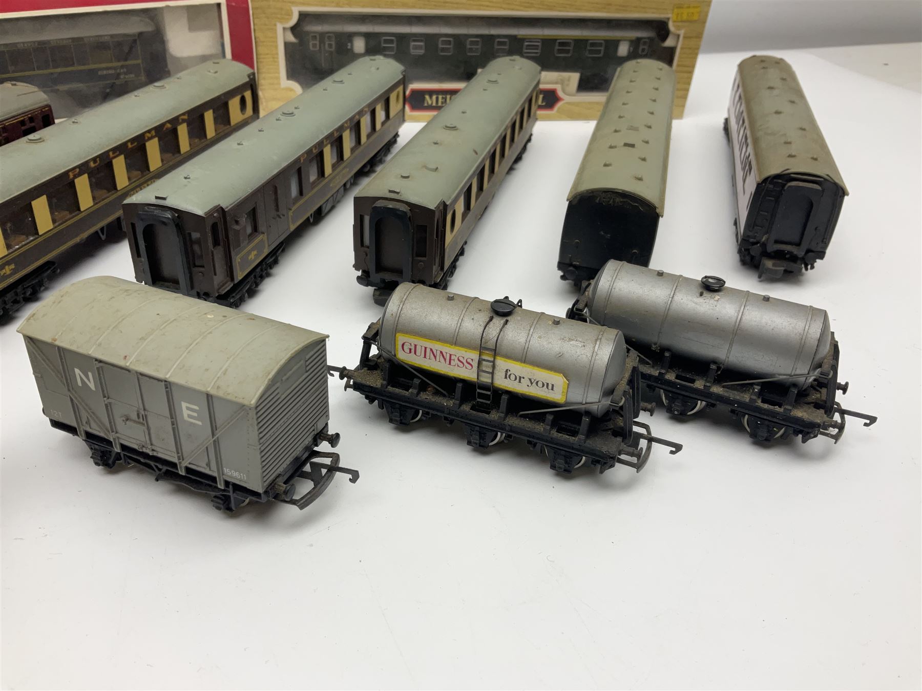 '00' gauge - four boxed and seven unboxed passenger coaches by Hornby Dublo - Image 2 of 12