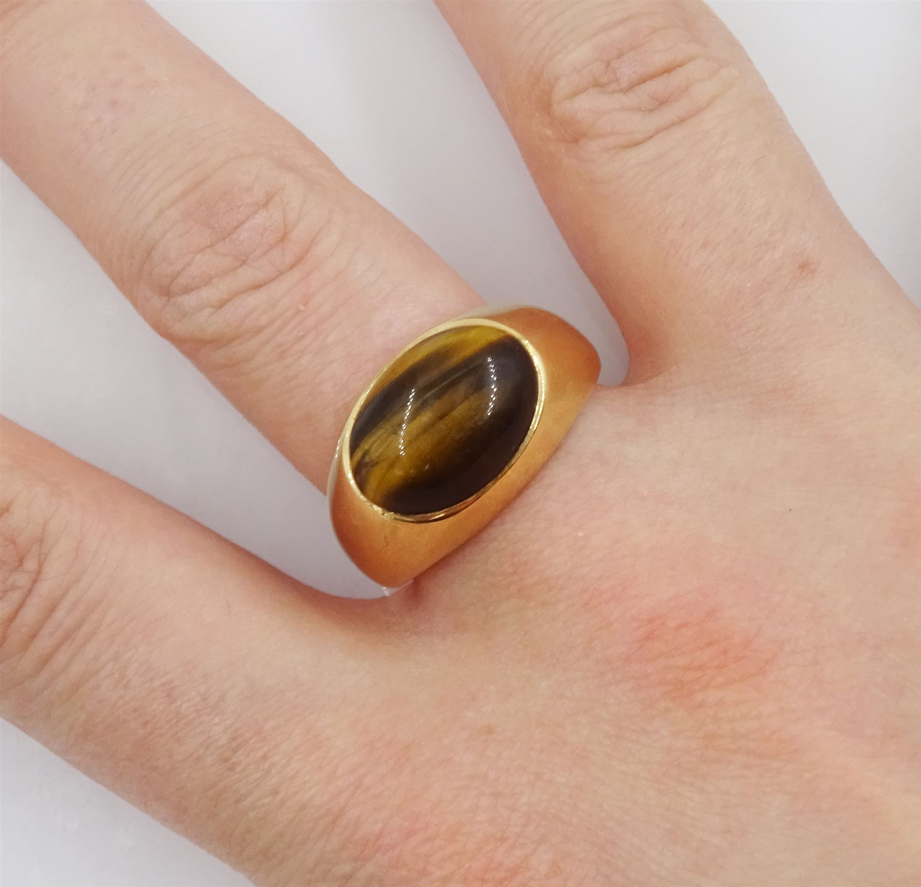 18ct gold single stone tiger's eye signet ring - Image 2 of 4