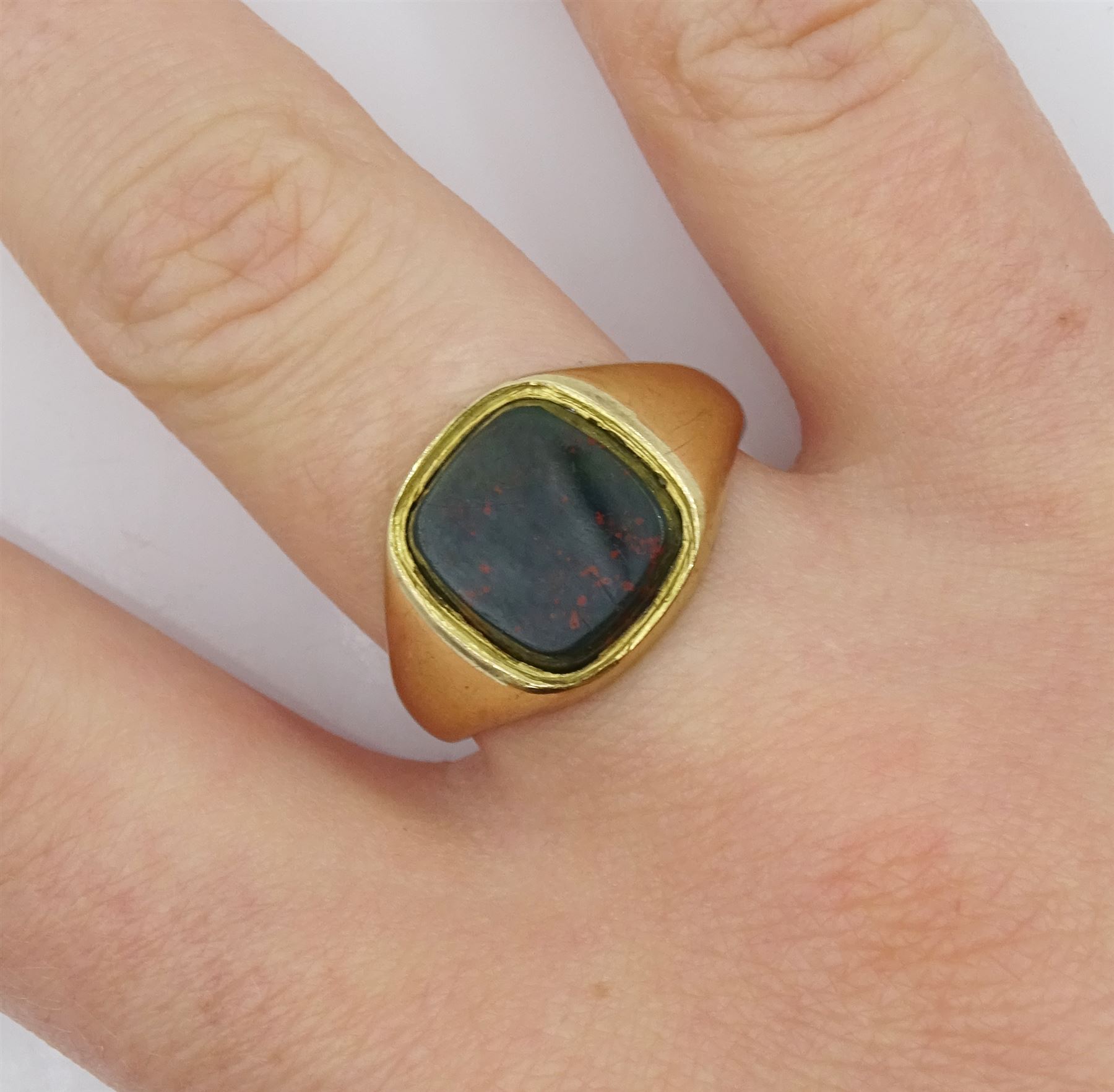9ct gold bloodstone signet ring - Image 2 of 4