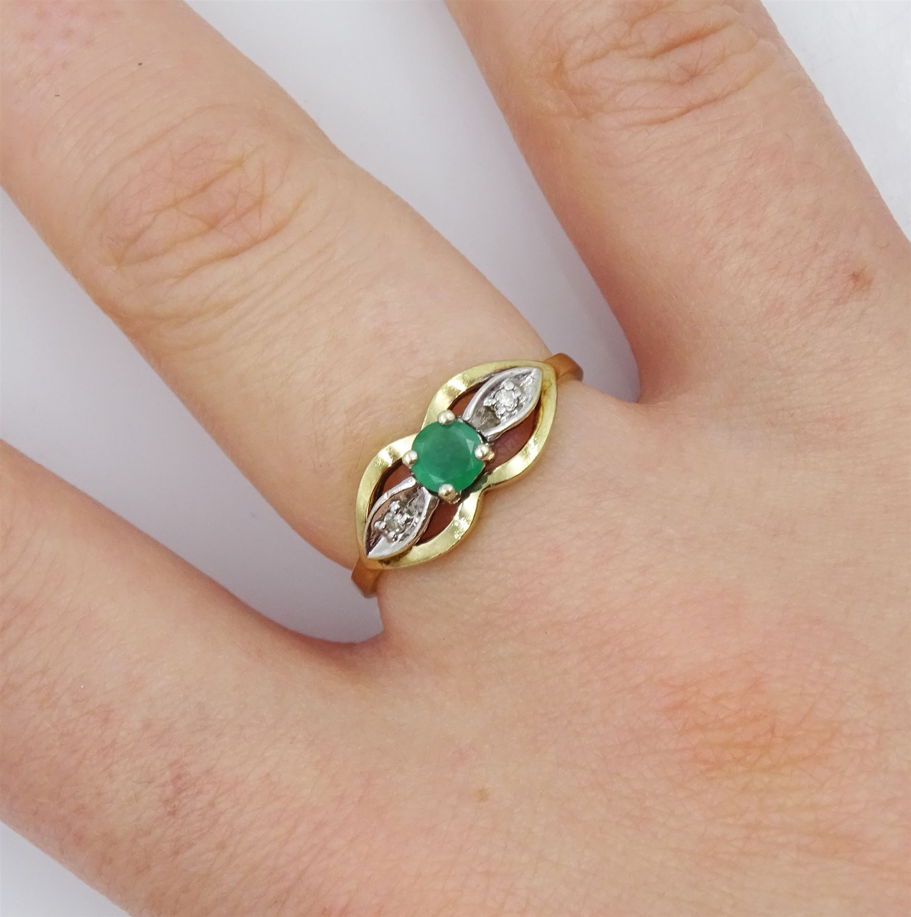 9ct gold round emerald and diamond ring - Image 2 of 4