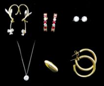 9ct gold jewellery including pair of hoop stud earrings