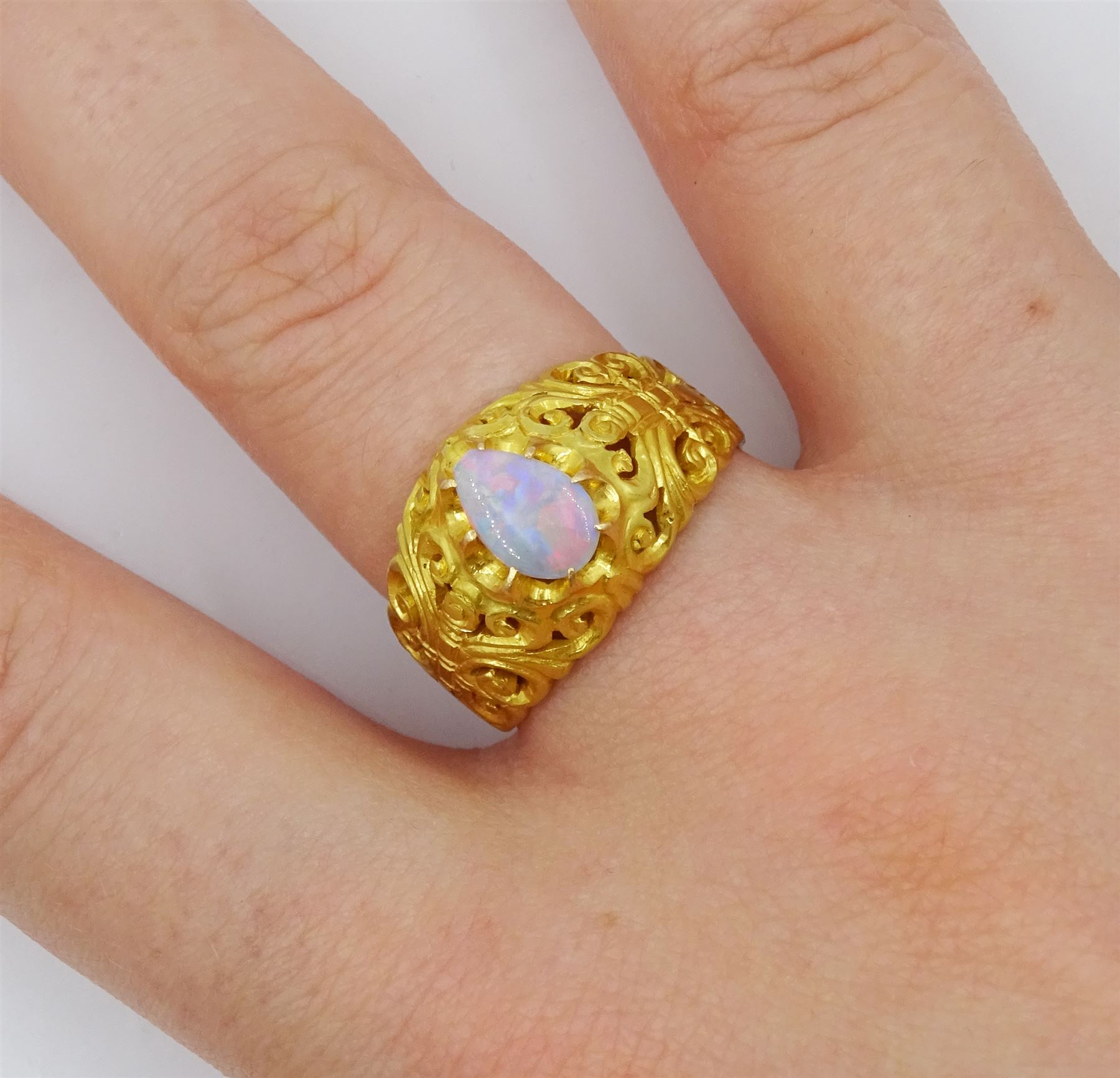 20ct gold single stone pear shaped opal ring - Image 2 of 5