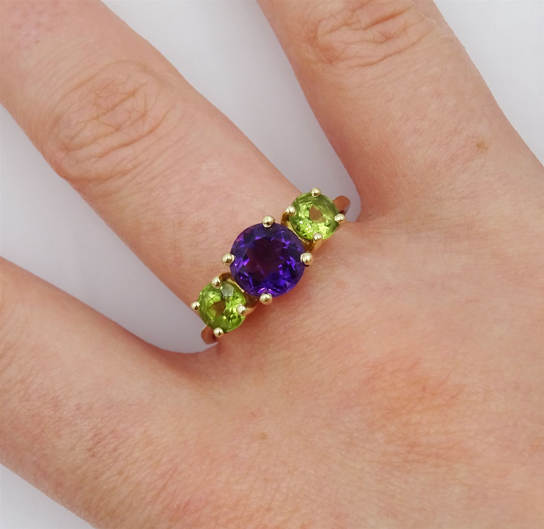 14ct gold three stone amethyst and peridot ring - Image 2 of 4