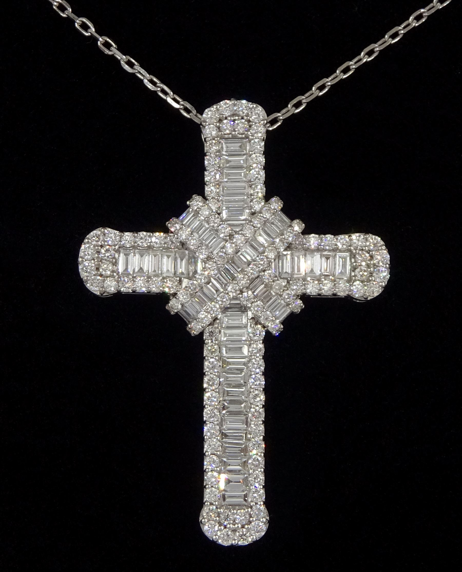 18ct white gold baguette and round brilliant cut diamond cross pendant necklace - Image 4 of 4