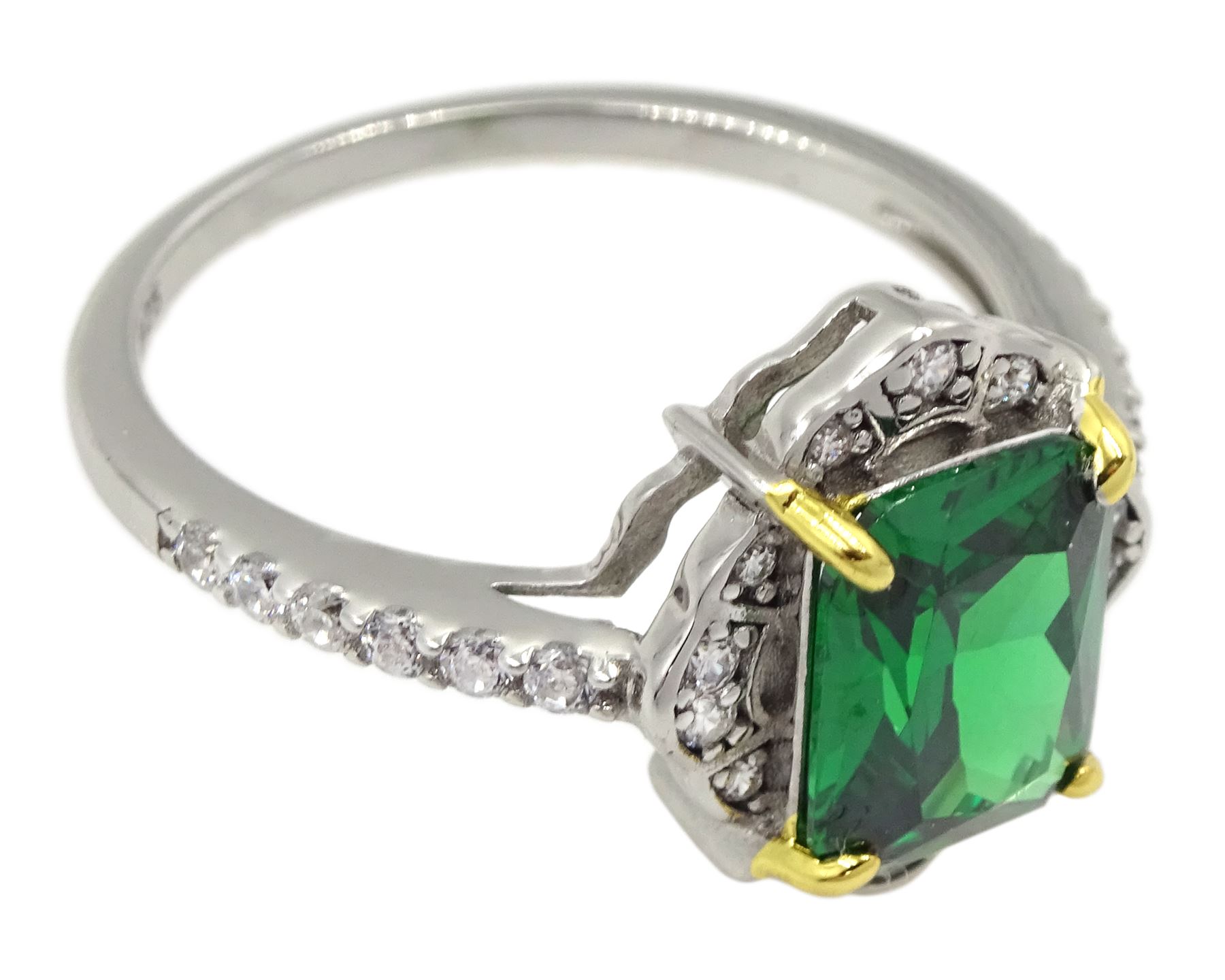 Silver green stone and cubic zirconia cluster ring - Image 3 of 4
