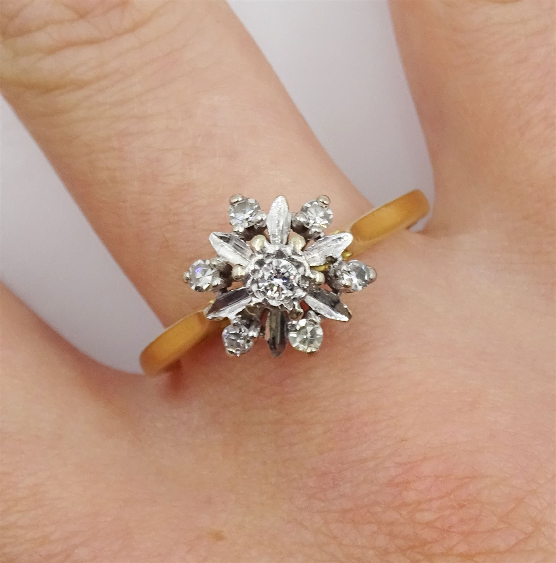 18ct gold round brilliant cut diamond cluster ring - Image 2 of 4