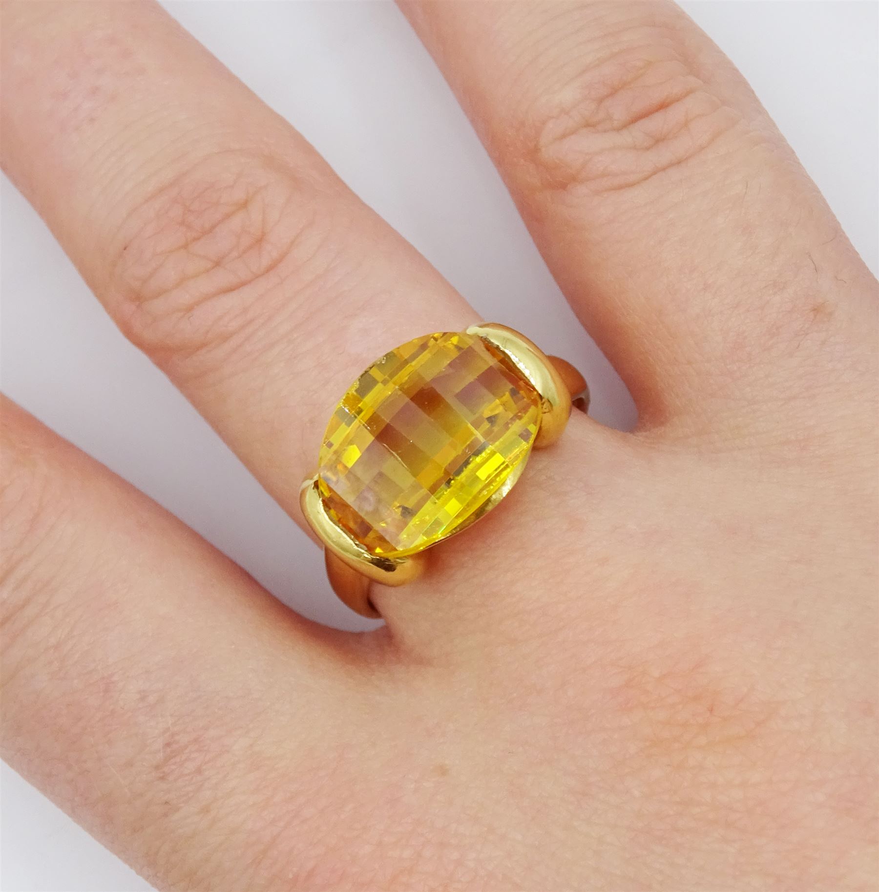 18ct gold oval briolette cut citrine ring - Image 2 of 4