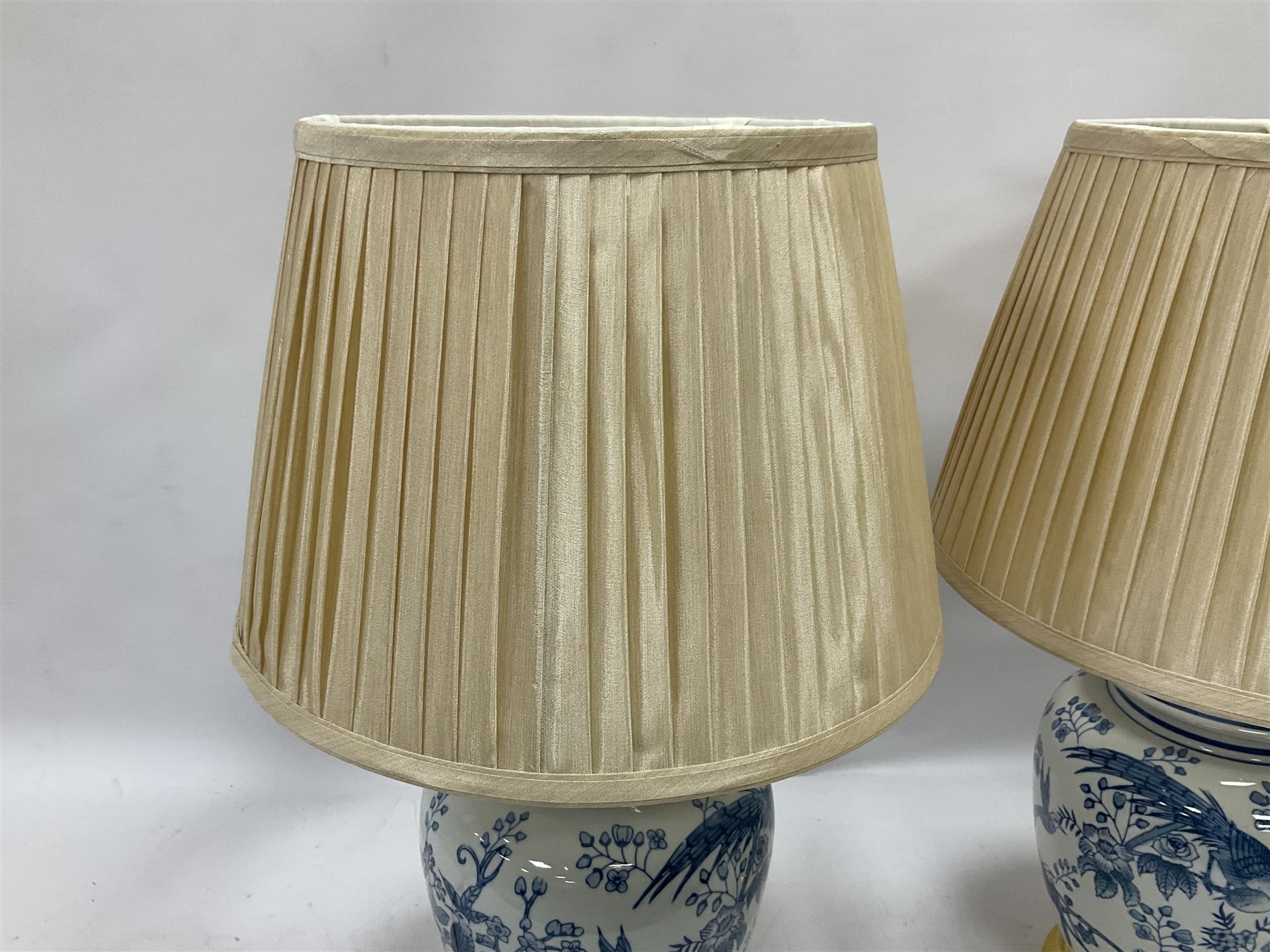 Pair of table lamps of baluster form - Image 3 of 9