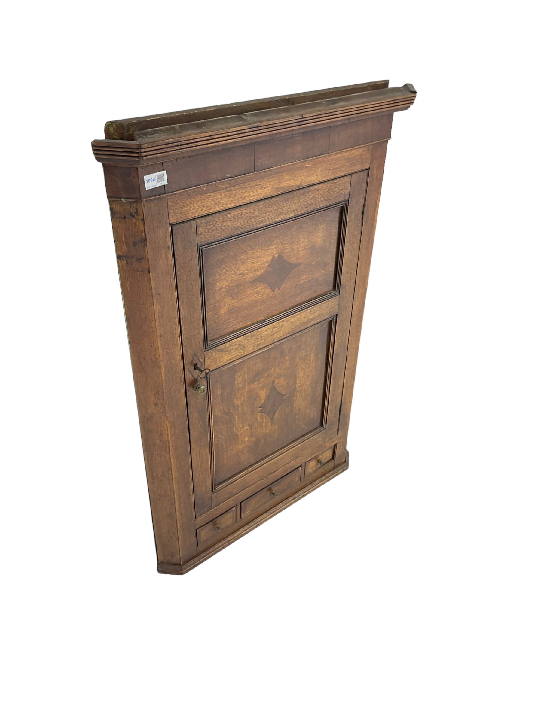 George III oak and mahogany banded wall hanging corner cupboard - Image 4 of 6