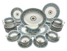 20th century Wedgwood dinner service for eight place settings