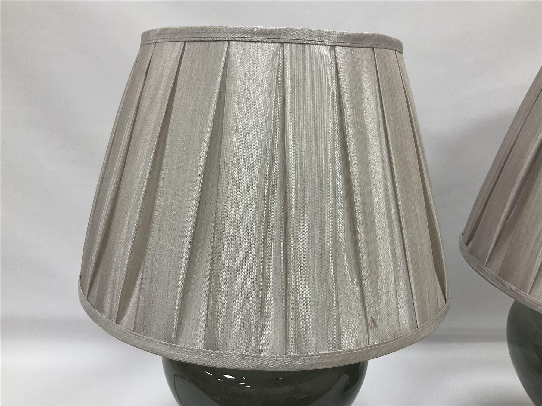 Pair of table lamps of squat baluster form - Image 3 of 11