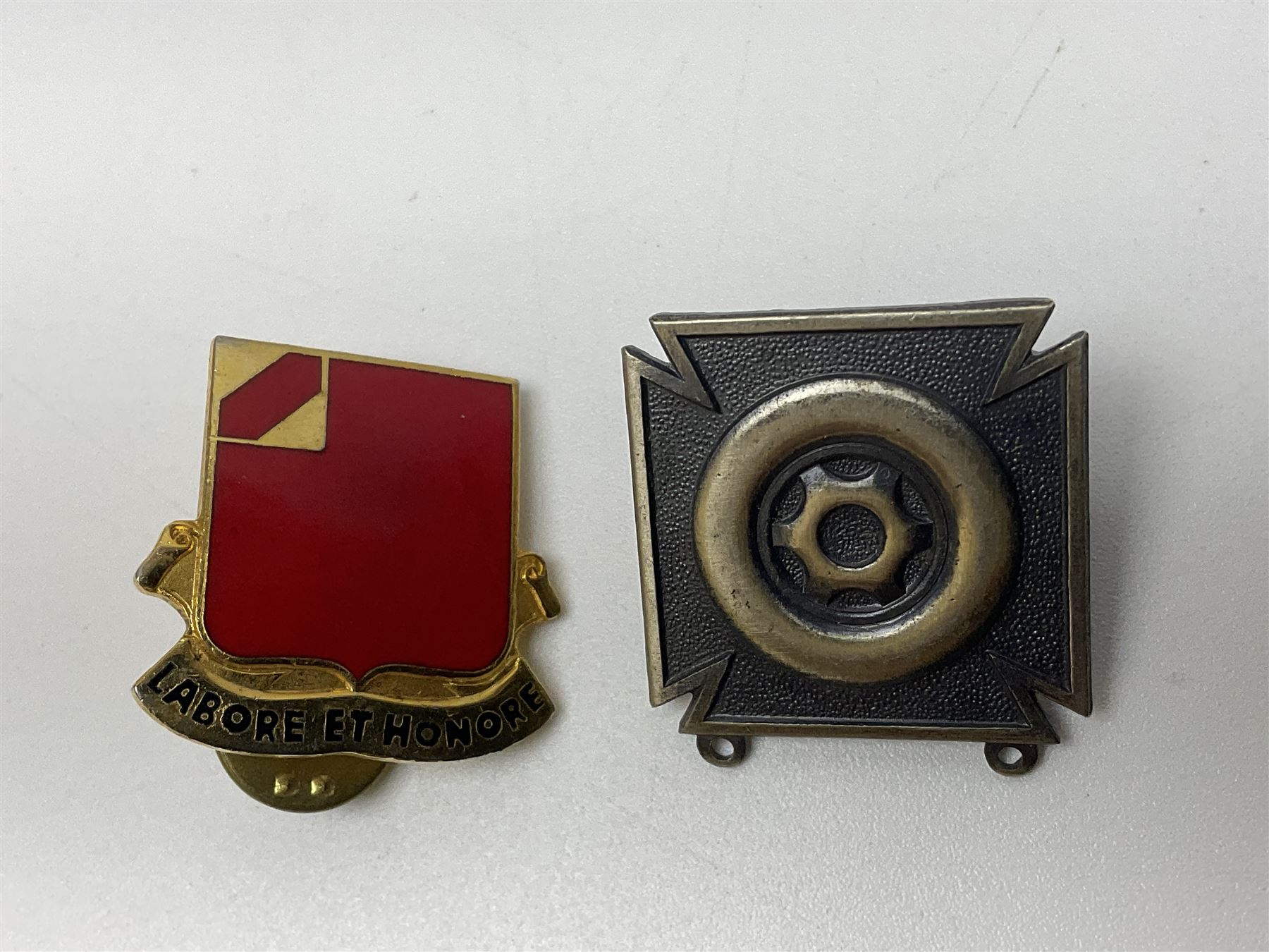 US Surgeons sterling silver wings; and quantity of other American metal and cloth badges - Image 35 of 48