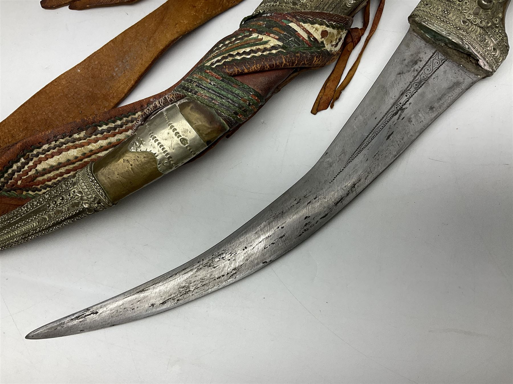 Saudi Arabian khanjar dagger with 29.5cm curving double edged steel blade; white metal and copper m - Image 4 of 42