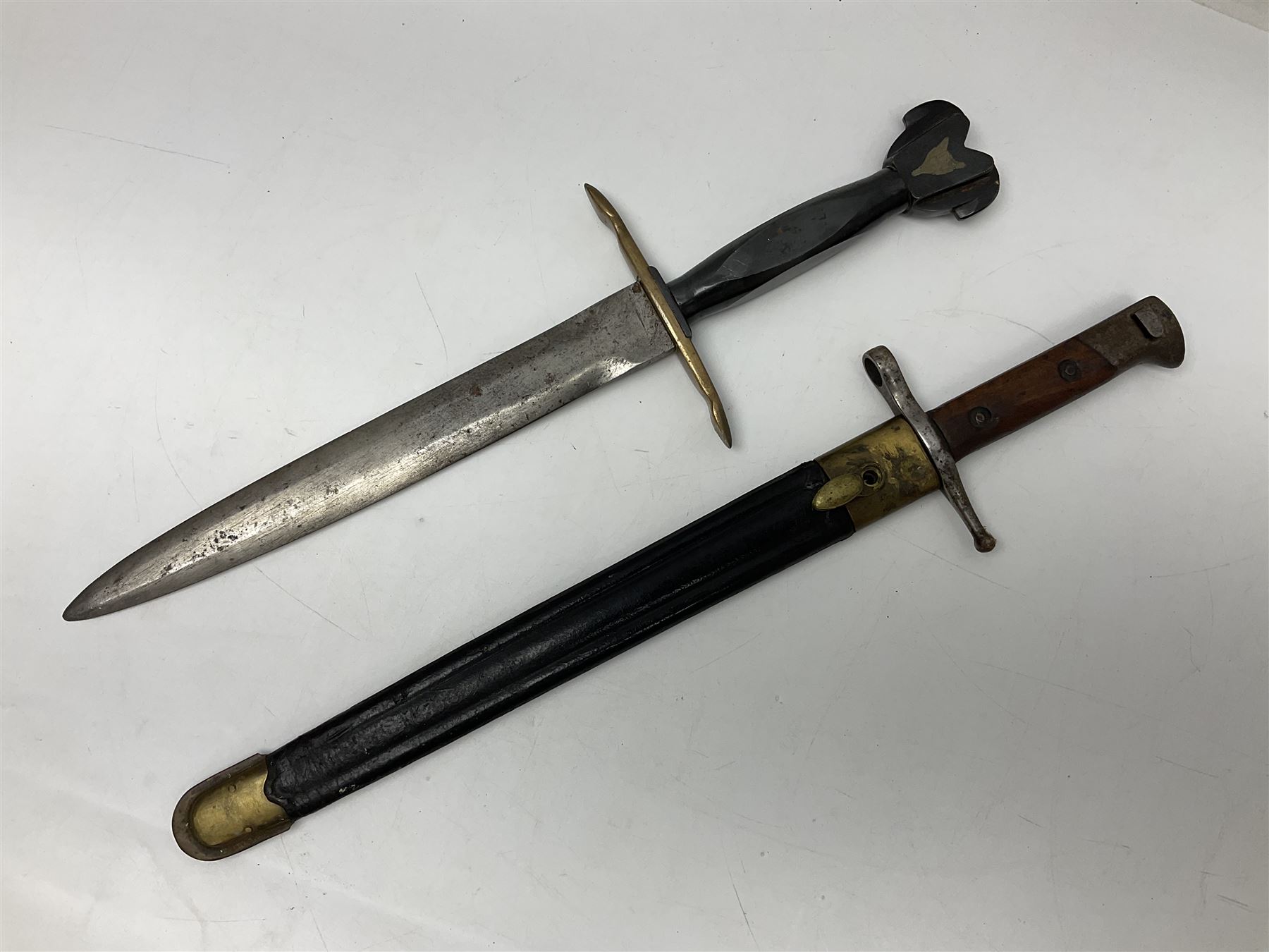 Italian Model 1891 bayonet with 30cm fullered blade; the crosspiece marked 'TERNI'; in associated br - Image 9 of 18