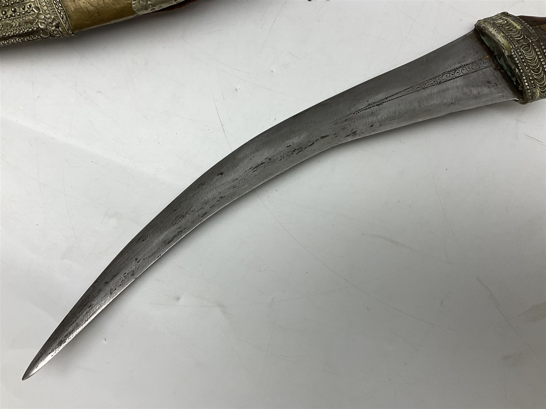 Saudi Arabian khanjar dagger with 29.5cm curving double edged steel blade; white metal and copper m - Image 6 of 42