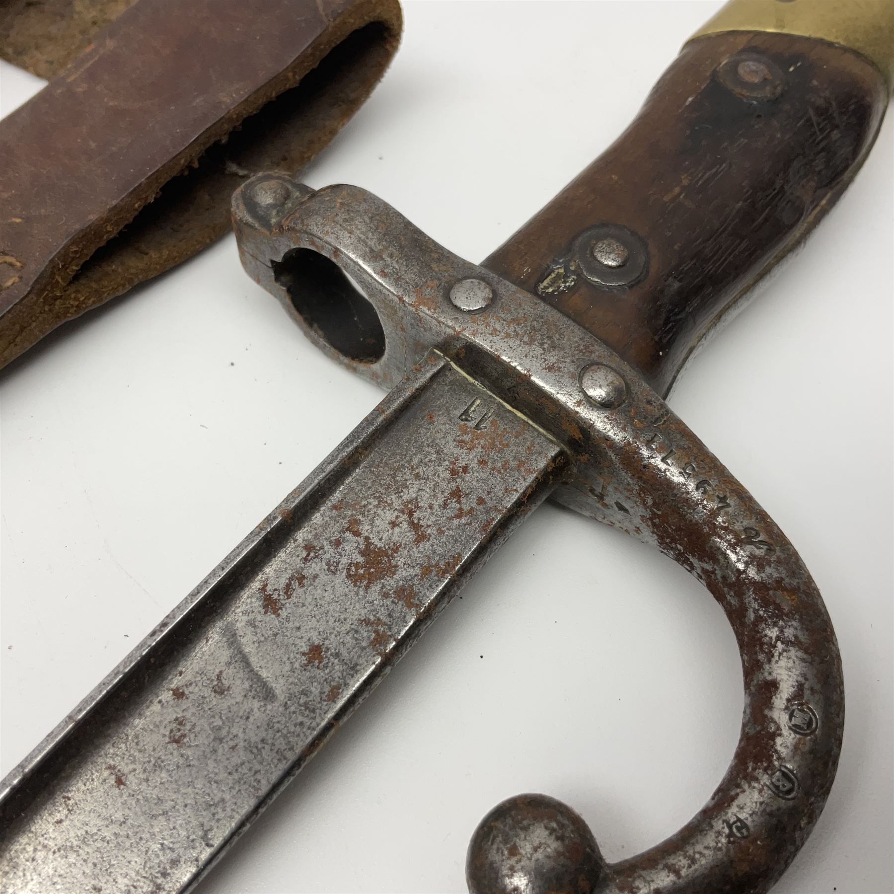 French Model 1892 Mannlicher Berthier bayonet with 39.5cm fullered blade; in metal scabbard with lea - Image 2 of 22