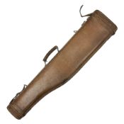 Leather leg-of-mutton shotgun case to accommodate 66cm (26") barrels; top and bottom opening L80cm o