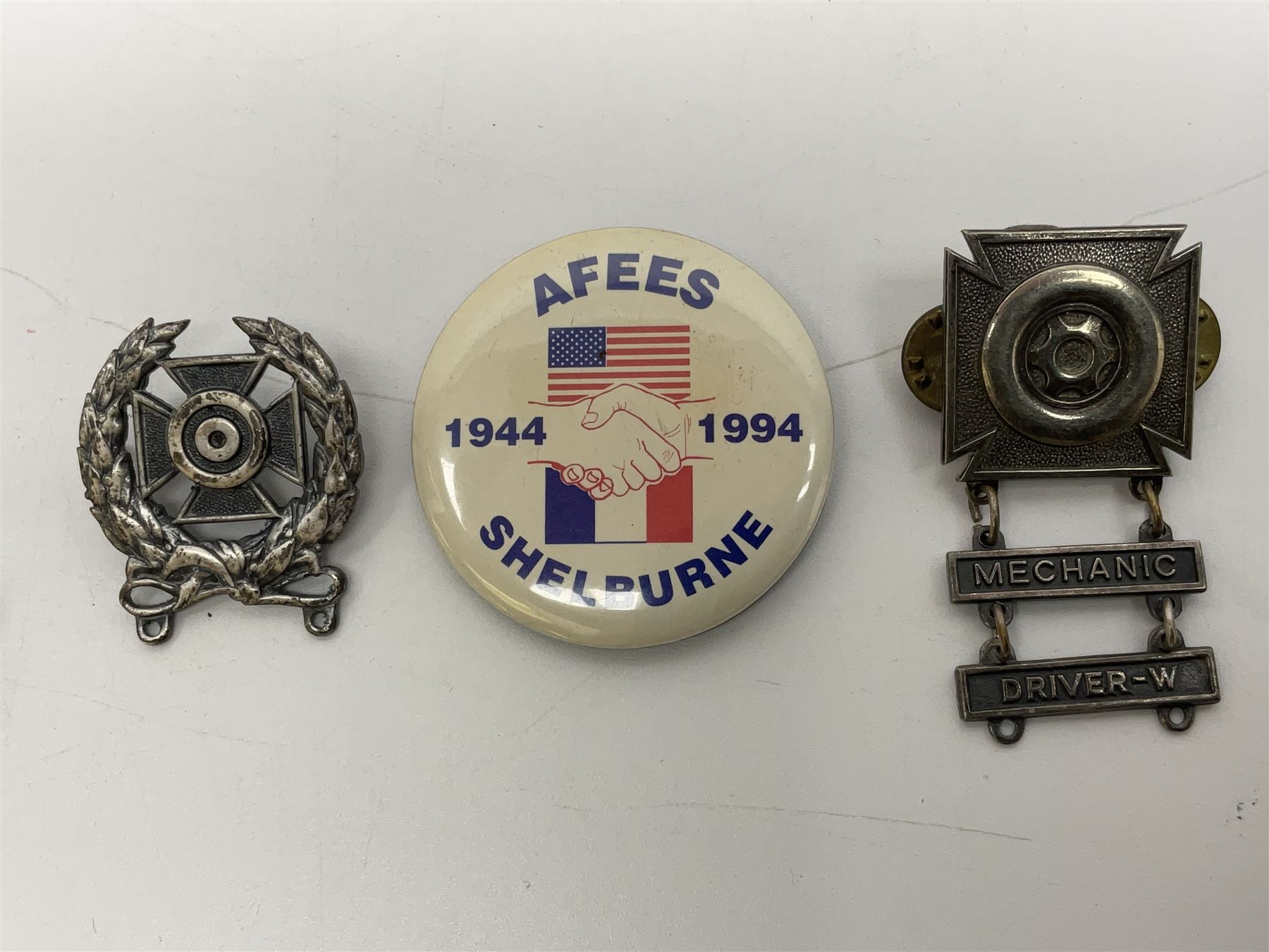 US Surgeons sterling silver wings; and quantity of other American metal and cloth badges - Image 6 of 48