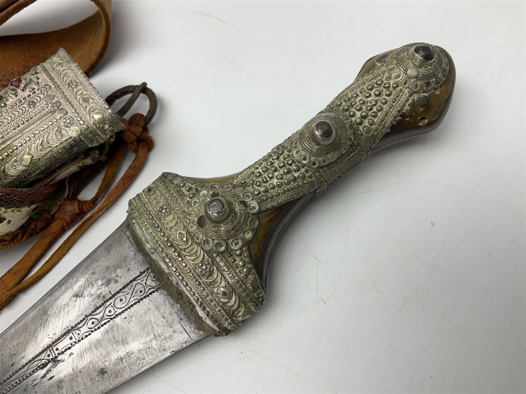 Saudi Arabian khanjar dagger with 29.5cm curving double edged steel blade; white metal and copper m - Image 2 of 42