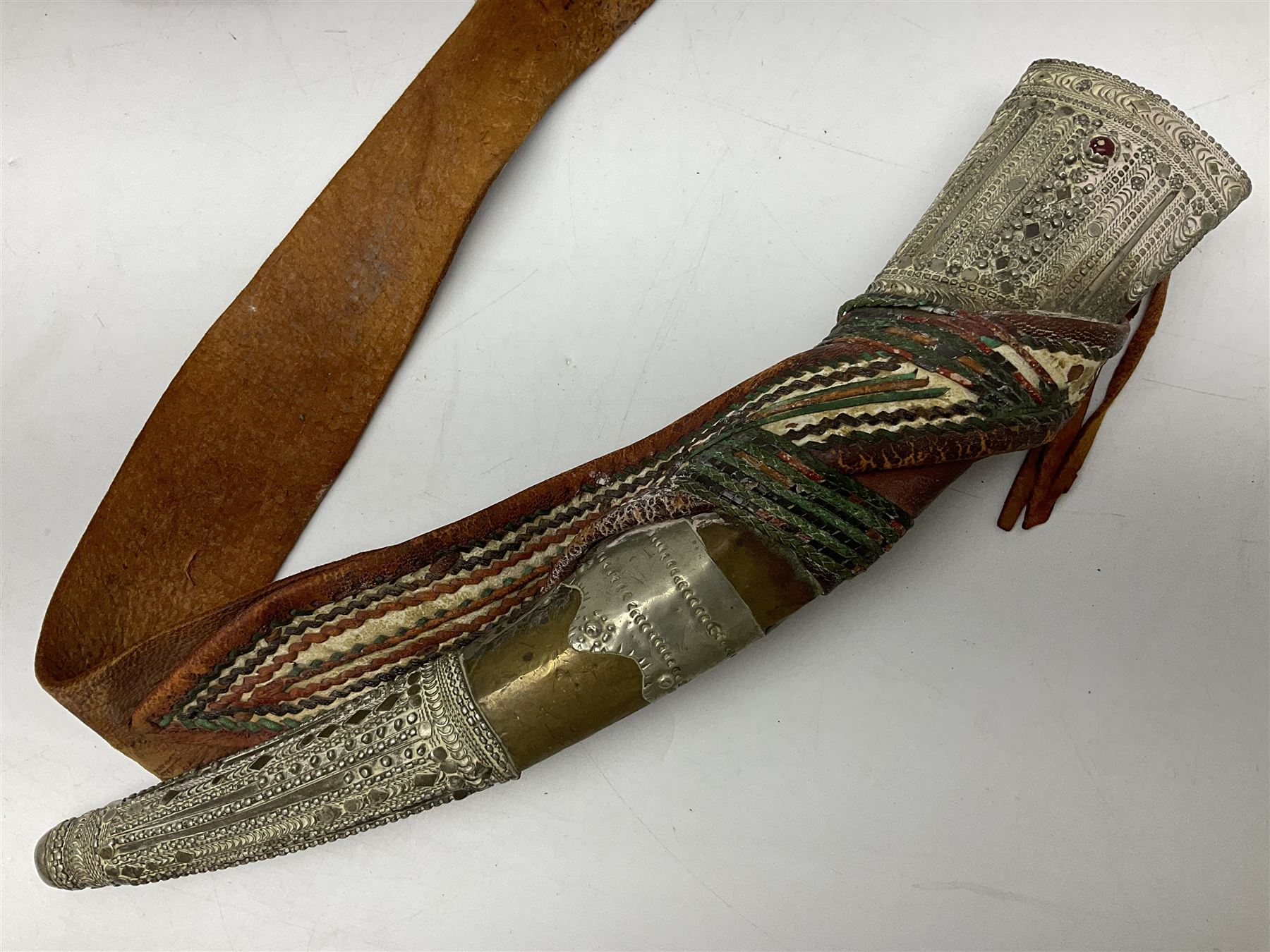 Saudi Arabian khanjar dagger with 29.5cm curving double edged steel blade; white metal and copper m - Image 36 of 42