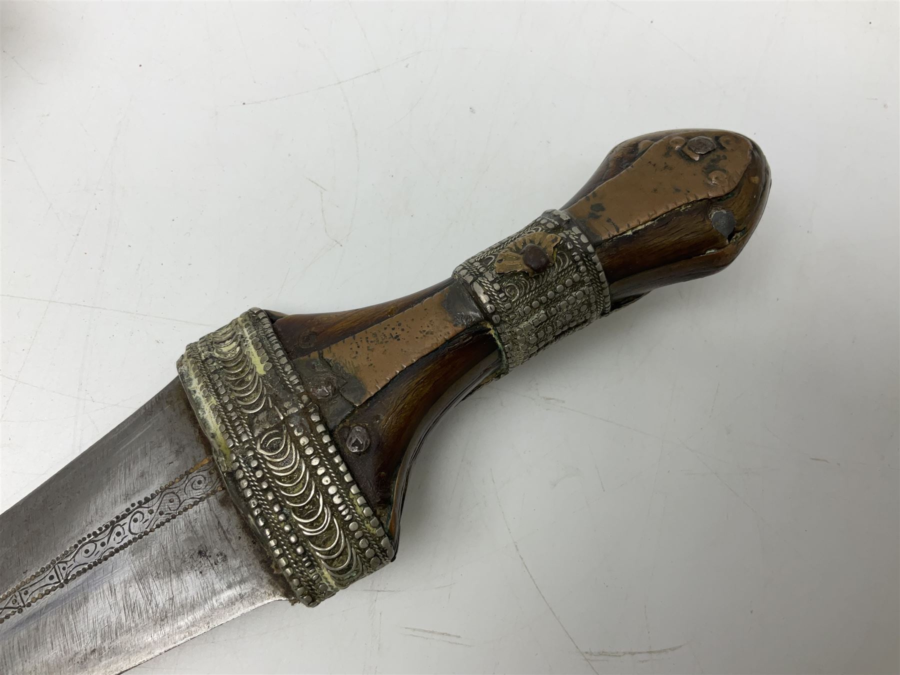 Saudi Arabian khanjar dagger with 29.5cm curving double edged steel blade; white metal and copper m - Image 5 of 42