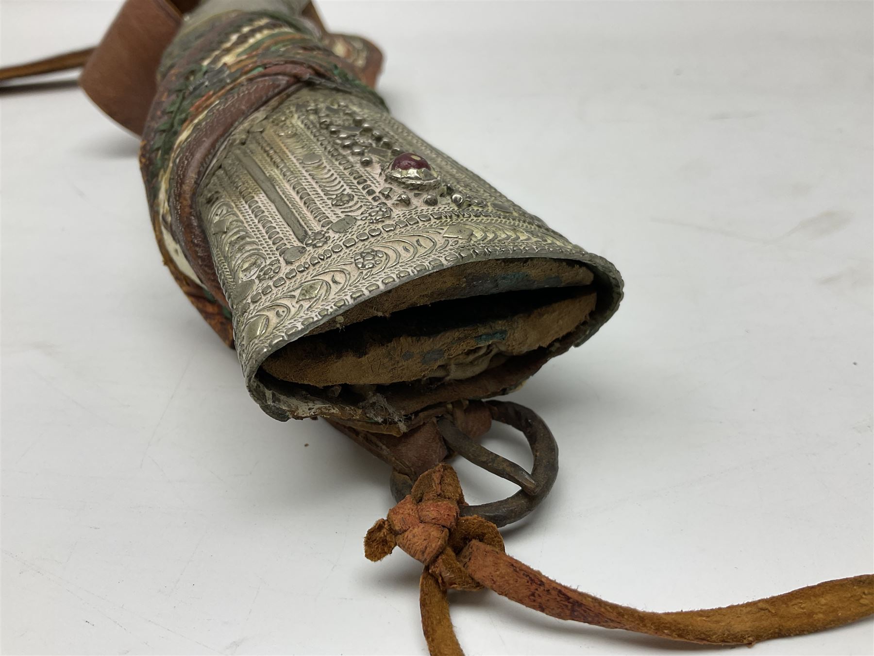 Saudi Arabian khanjar dagger with 29.5cm curving double edged steel blade; white metal and copper m - Image 25 of 42