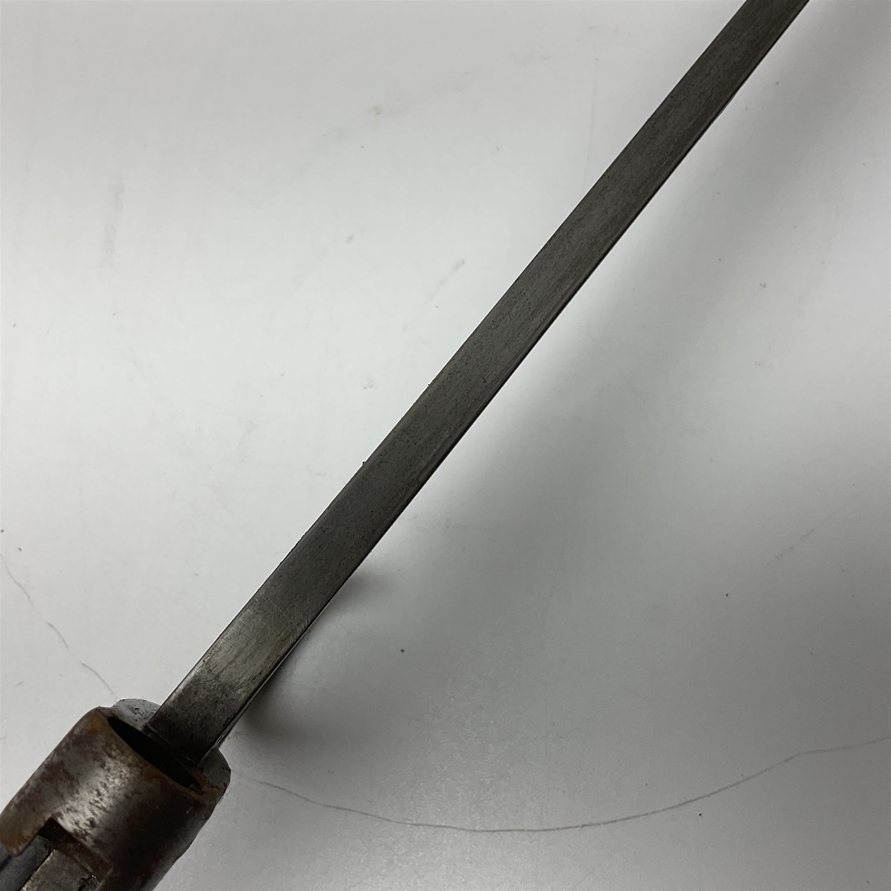 French Model 1892 Mannlicher Berthier bayonet with 39.5cm fullered blade; in metal scabbard with lea - Image 18 of 22