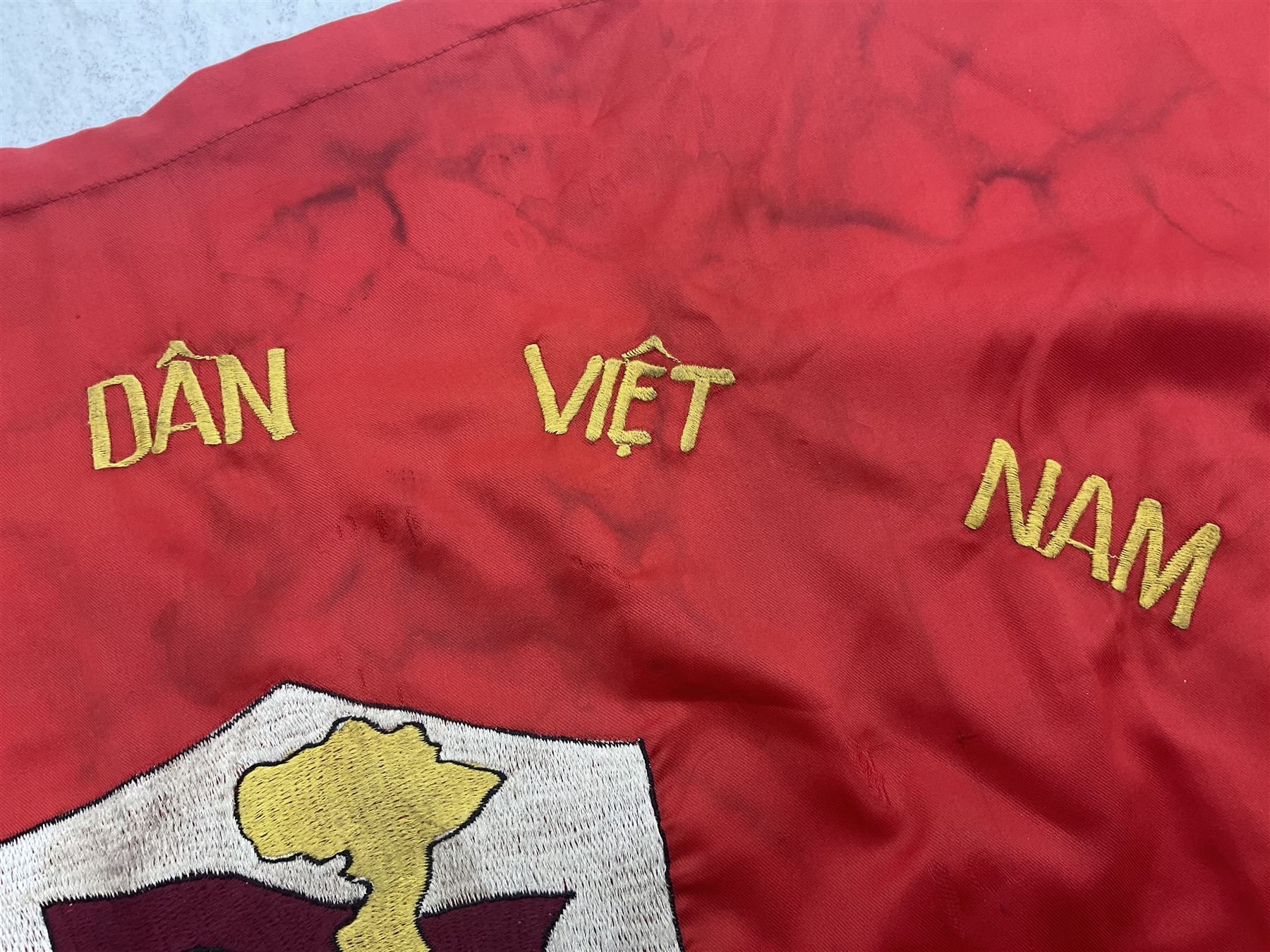 1960s North Vietnam banner embroidered in yellow thread on a red ground - Image 3 of 14