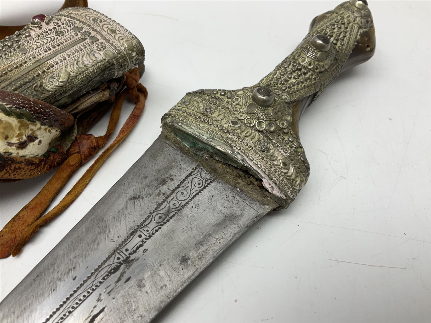 Saudi Arabian khanjar dagger with 29.5cm curving double edged steel blade; white metal and copper m - Image 17 of 42