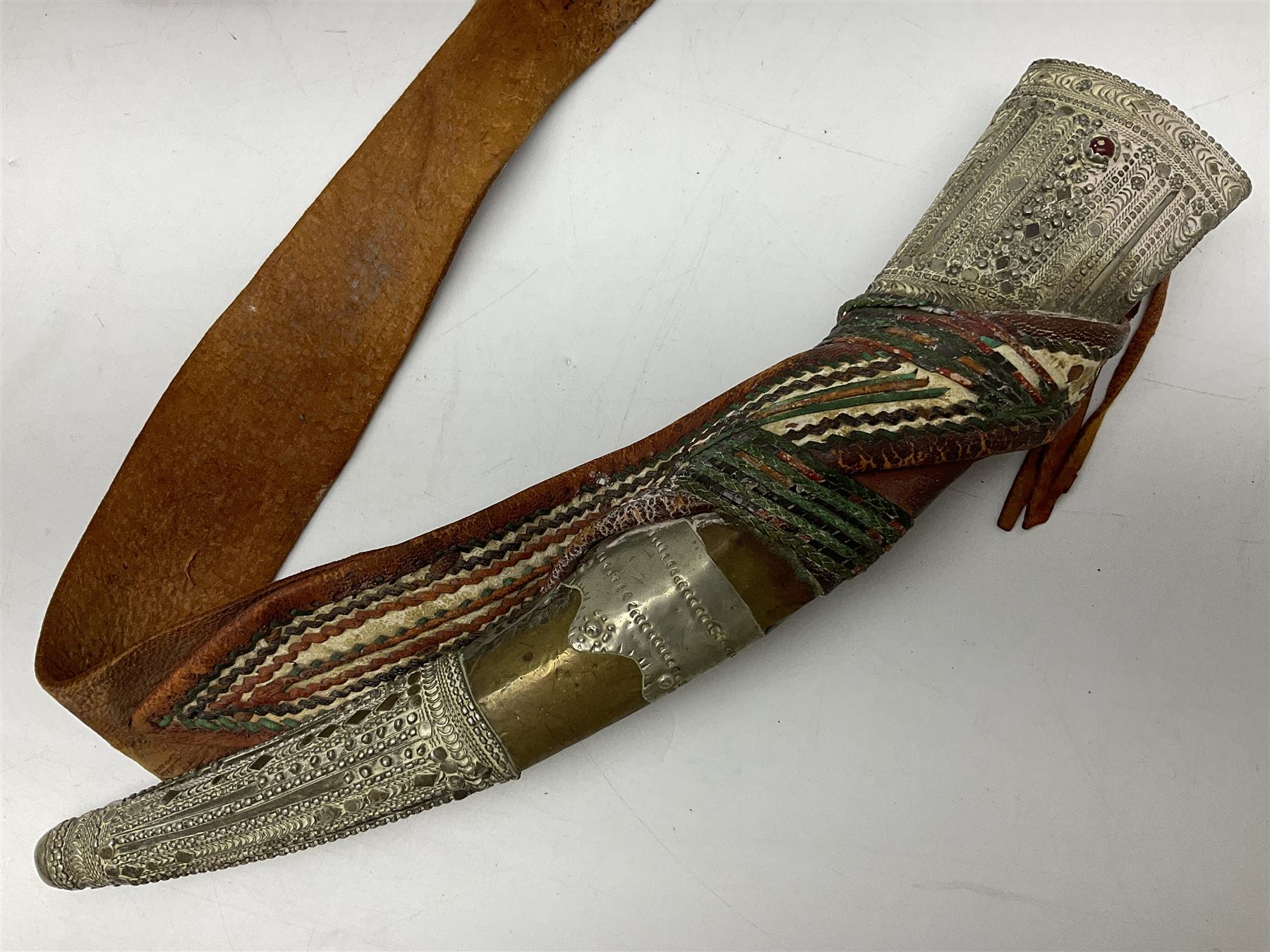 Saudi Arabian khanjar dagger with 29.5cm curving double edged steel blade; white metal and copper m - Image 22 of 42