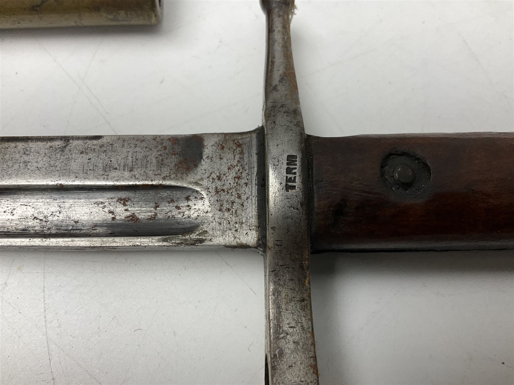 Italian Model 1891 bayonet with 30cm fullered blade; the crosspiece marked 'TERNI'; in associated br - Image 4 of 18