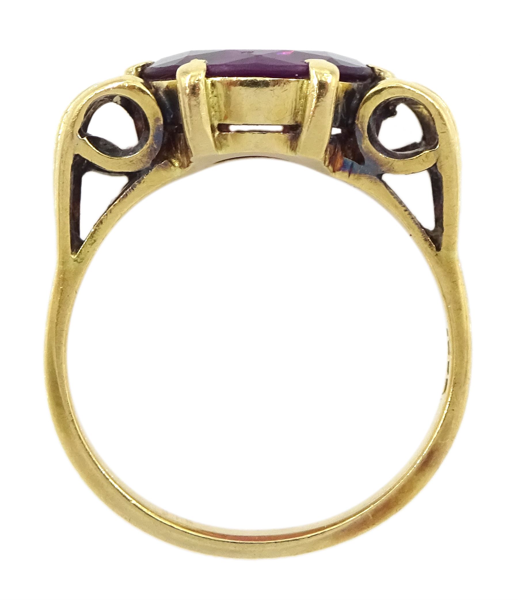 18ct gold single stone round cut garnet ring - Image 4 of 4