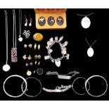 9ct gold jewellery including six pairs of earrings