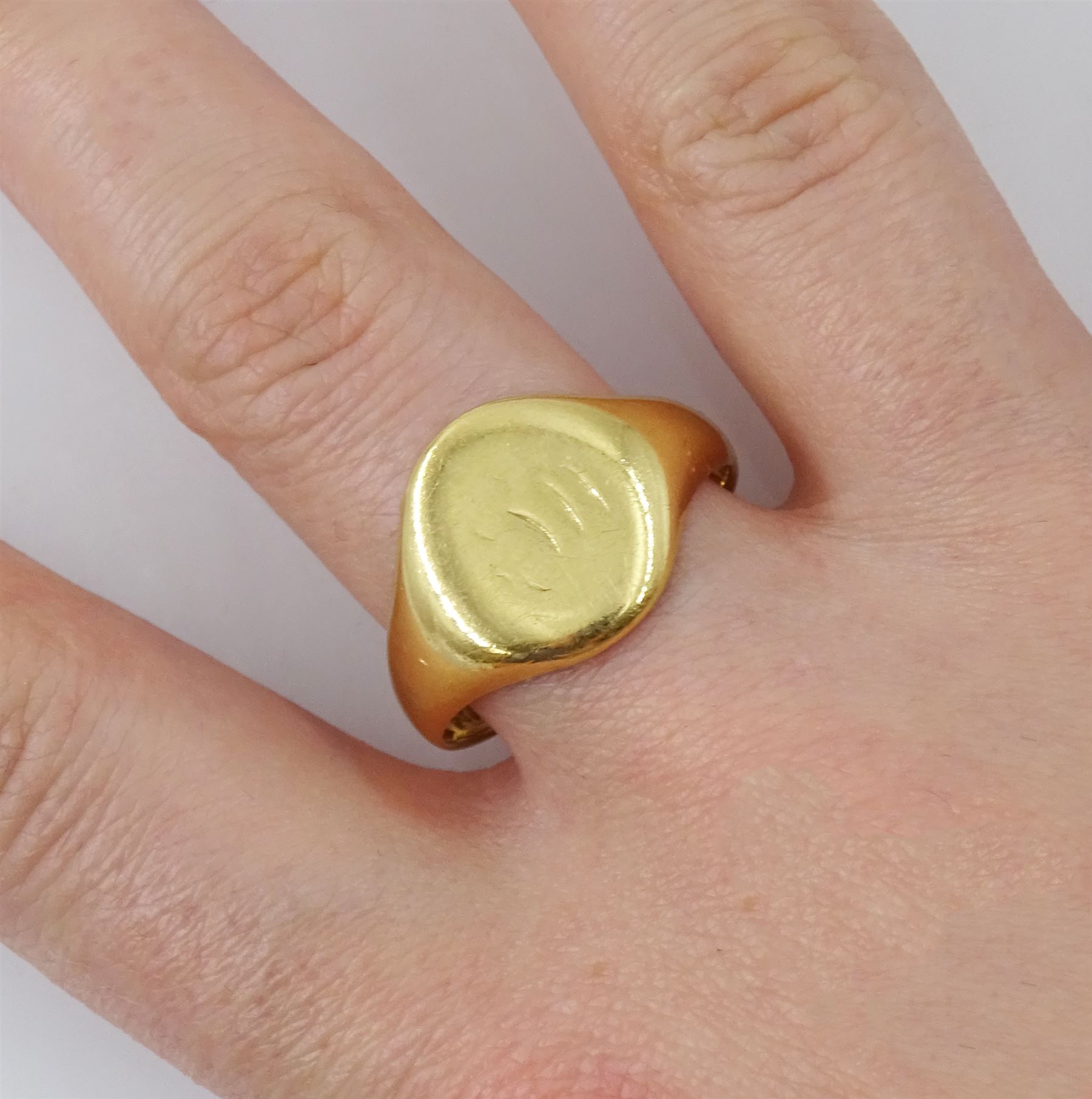 18ct gold signet ring - Image 2 of 5