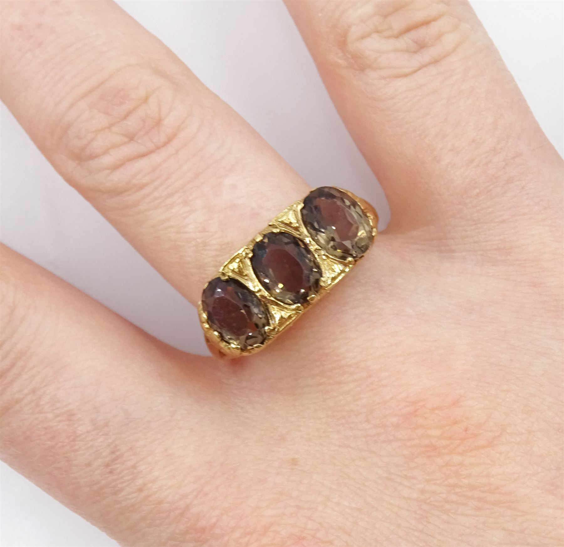 9ct gold three stone oval smoky quartz ring - Image 2 of 4