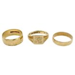 9ct gold signet ring and two 9ct gold wedding bands