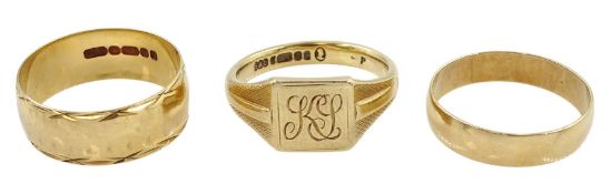 9ct gold signet ring and two 9ct gold wedding bands