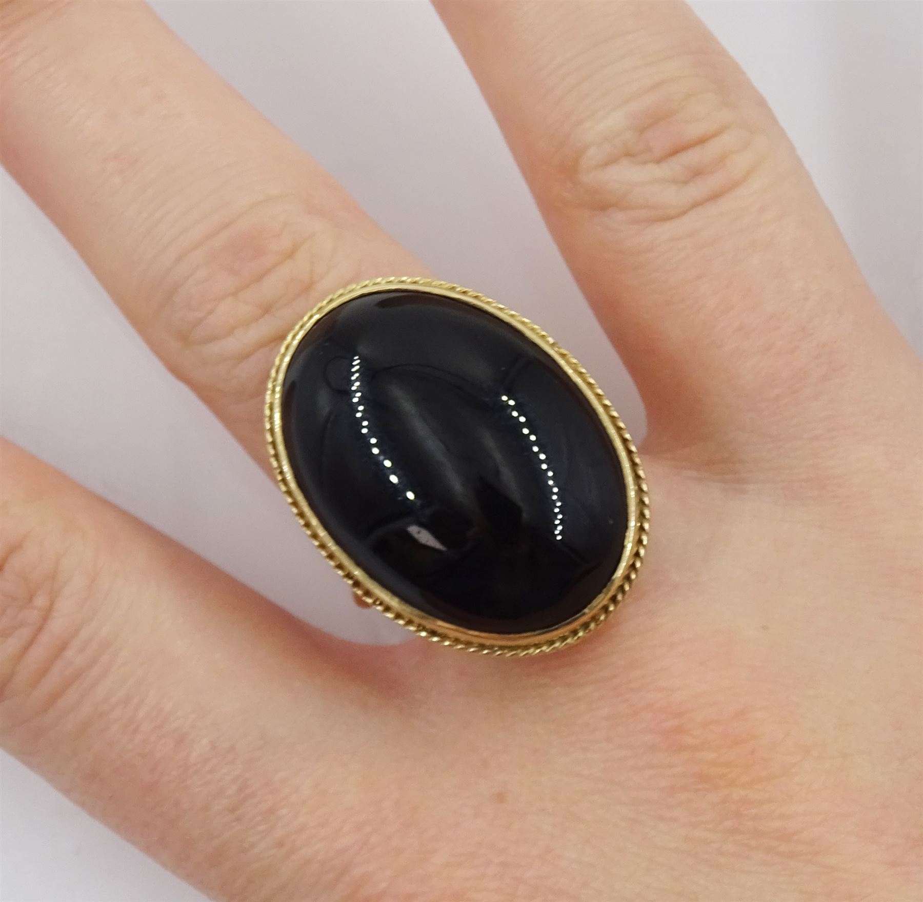 9ct gold oval black onyx ring - Image 2 of 4