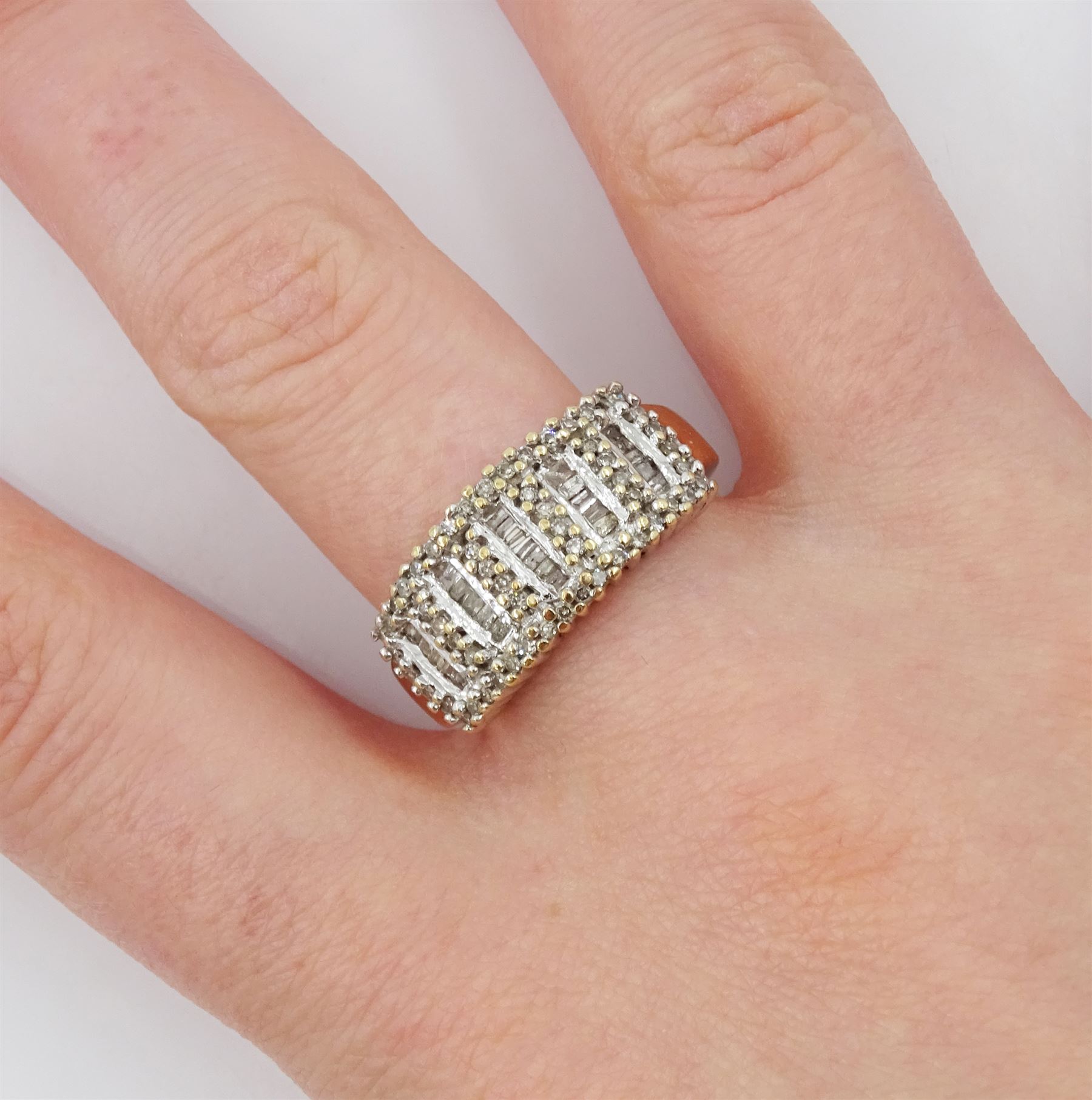 9ct gold baguette and round brilliant cut diamond ring - Image 2 of 4