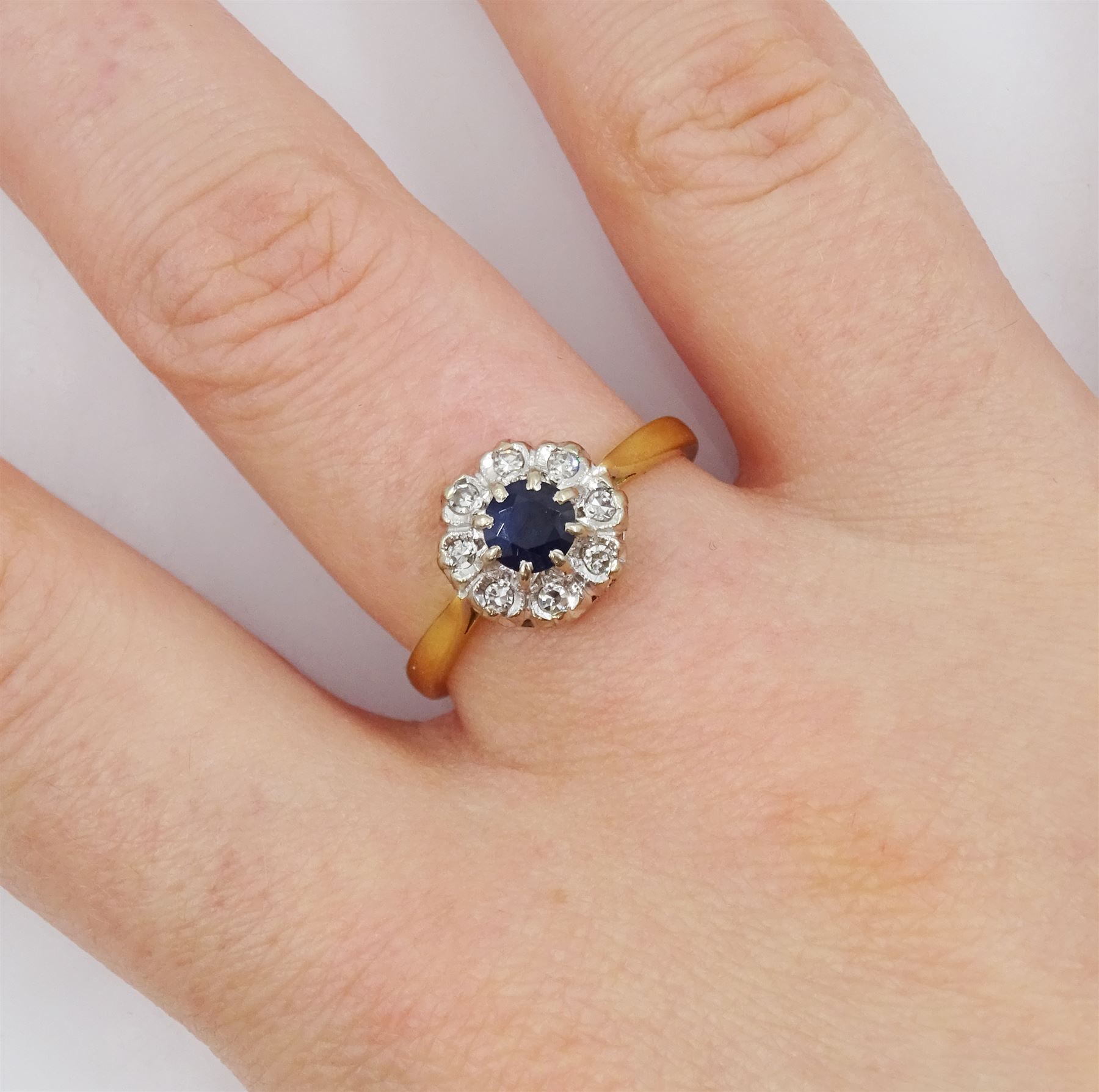 18ct gold round cut sapphire and round brilliant cut diamond cluster ring - Image 2 of 4