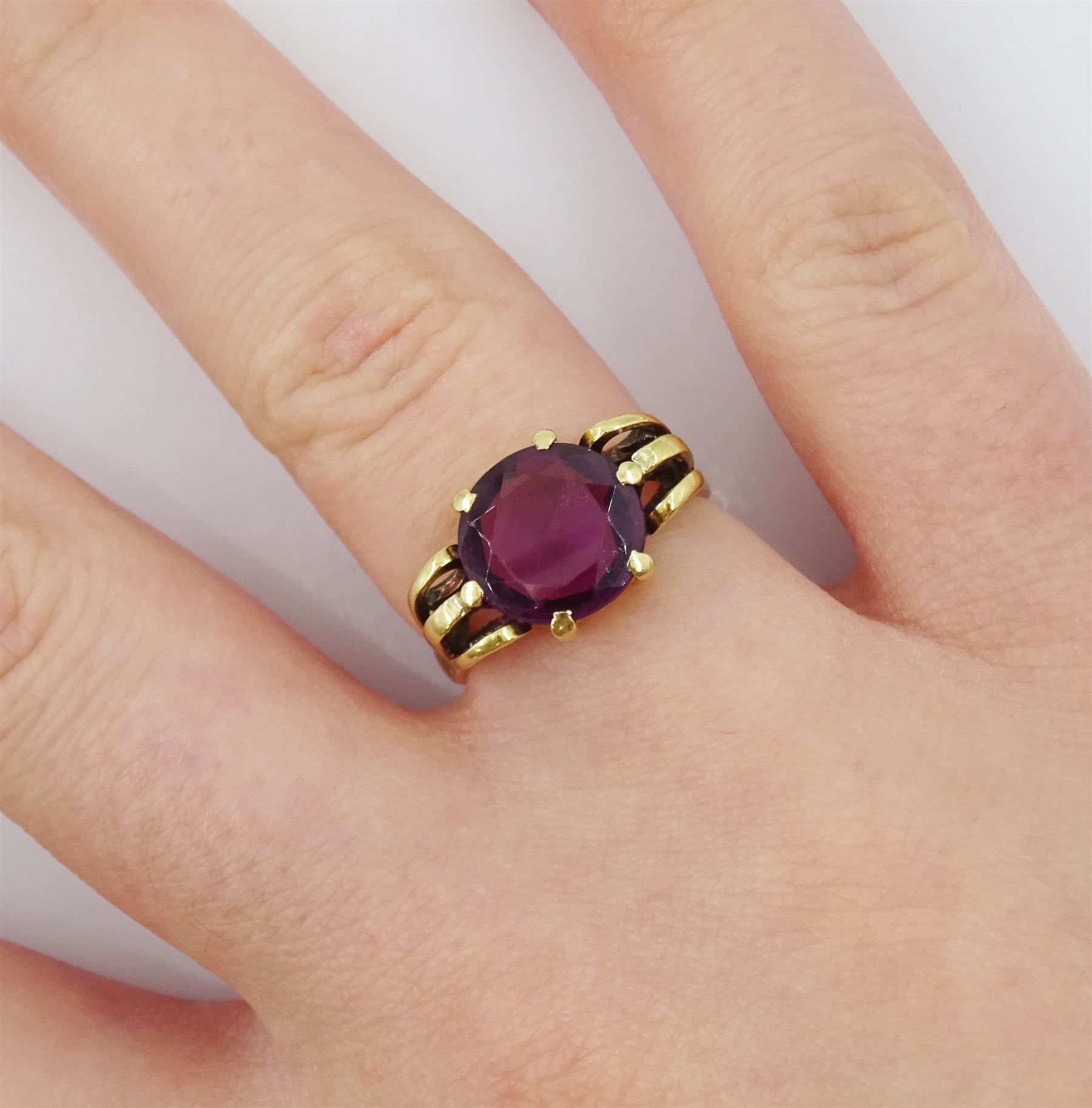 18ct gold single stone round cut garnet ring - Image 2 of 4