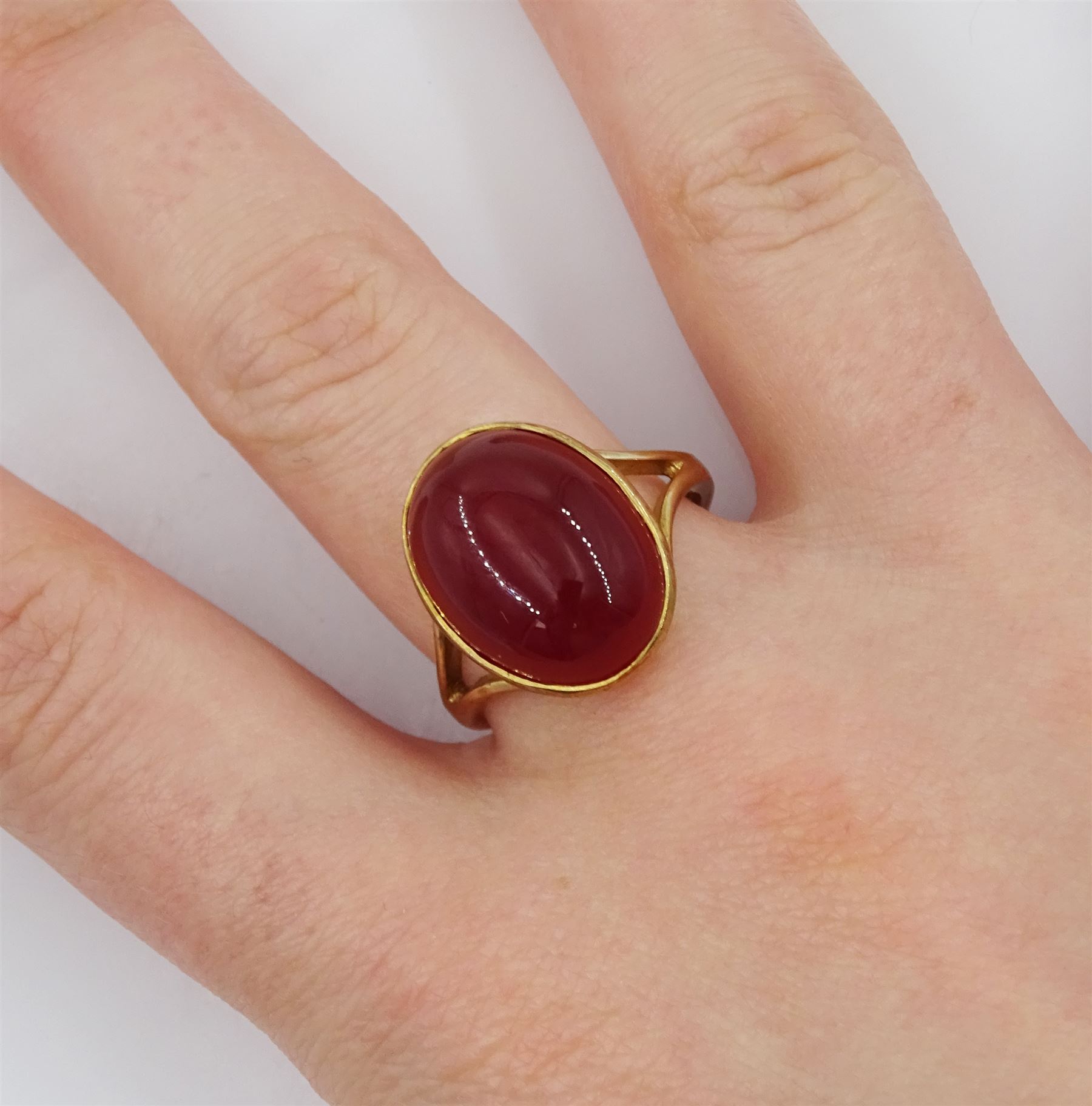 9ct gold single stone carnelian ring - Image 2 of 4