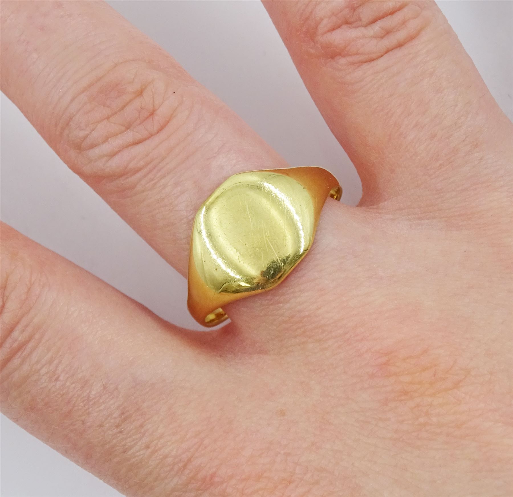 Gold signet ring - Image 2 of 4