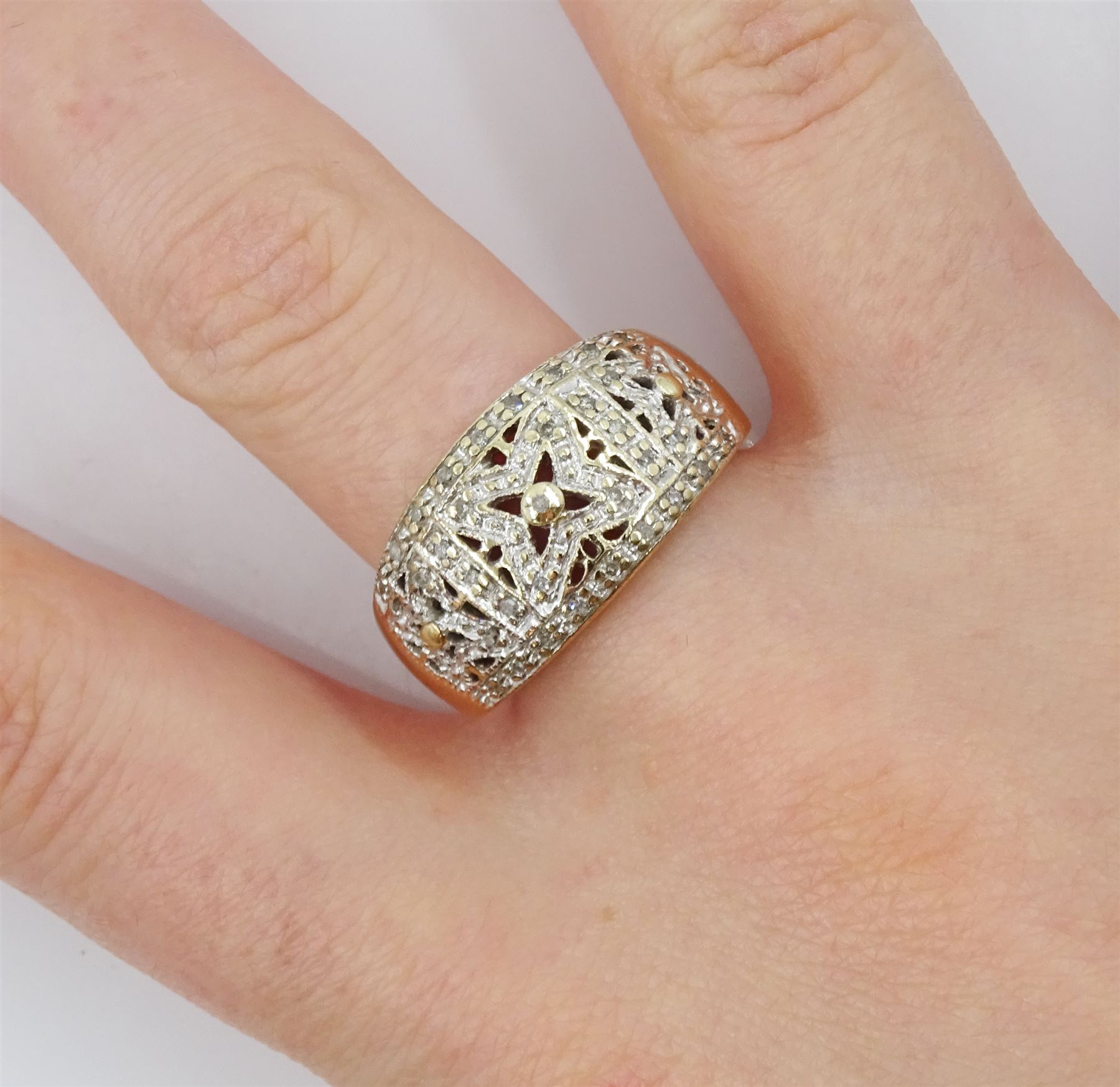9ct gold pierced design diamond chip ring - Image 2 of 4