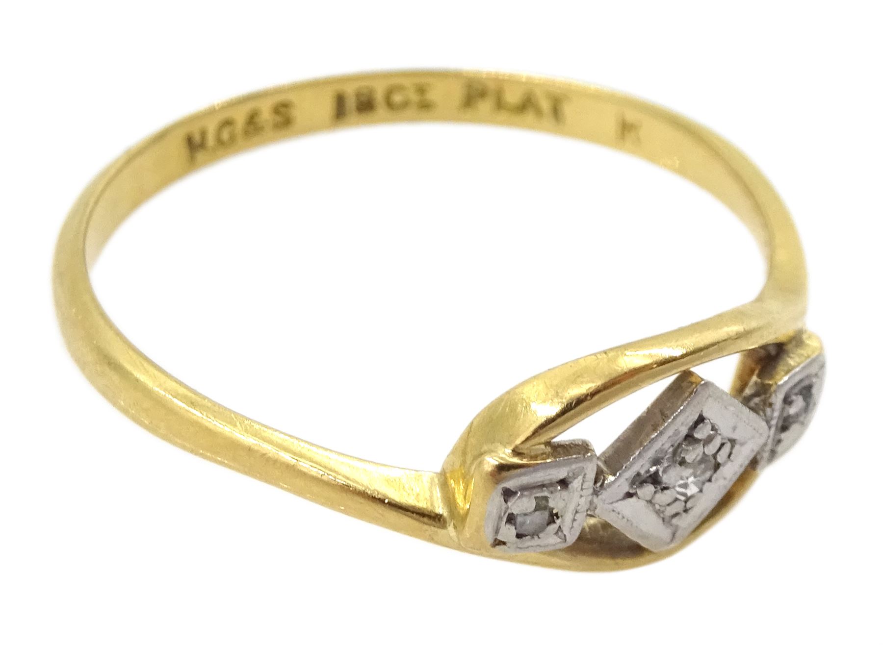 Early 20th century gold three stone diamond chip ring - Image 3 of 4