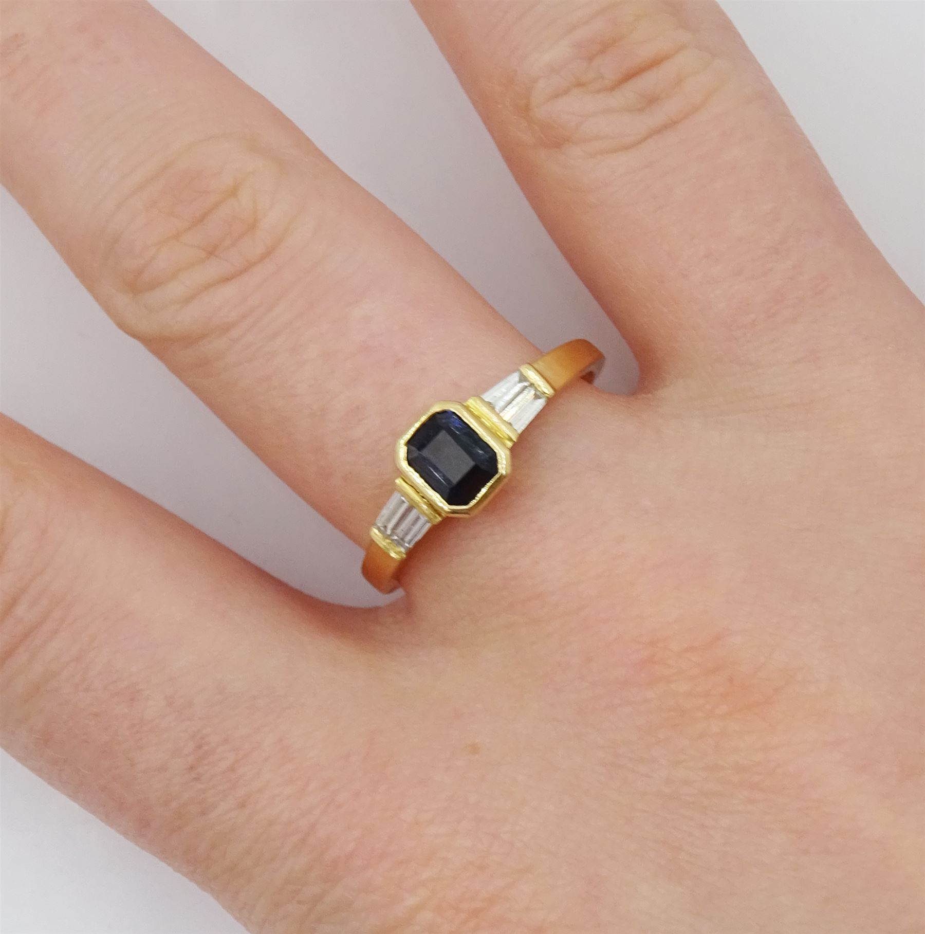 18ct gold sapphire ring - Image 2 of 4