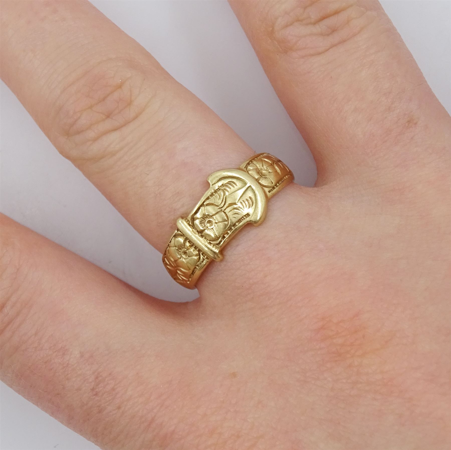 9ct gold buckle ring - Image 2 of 4