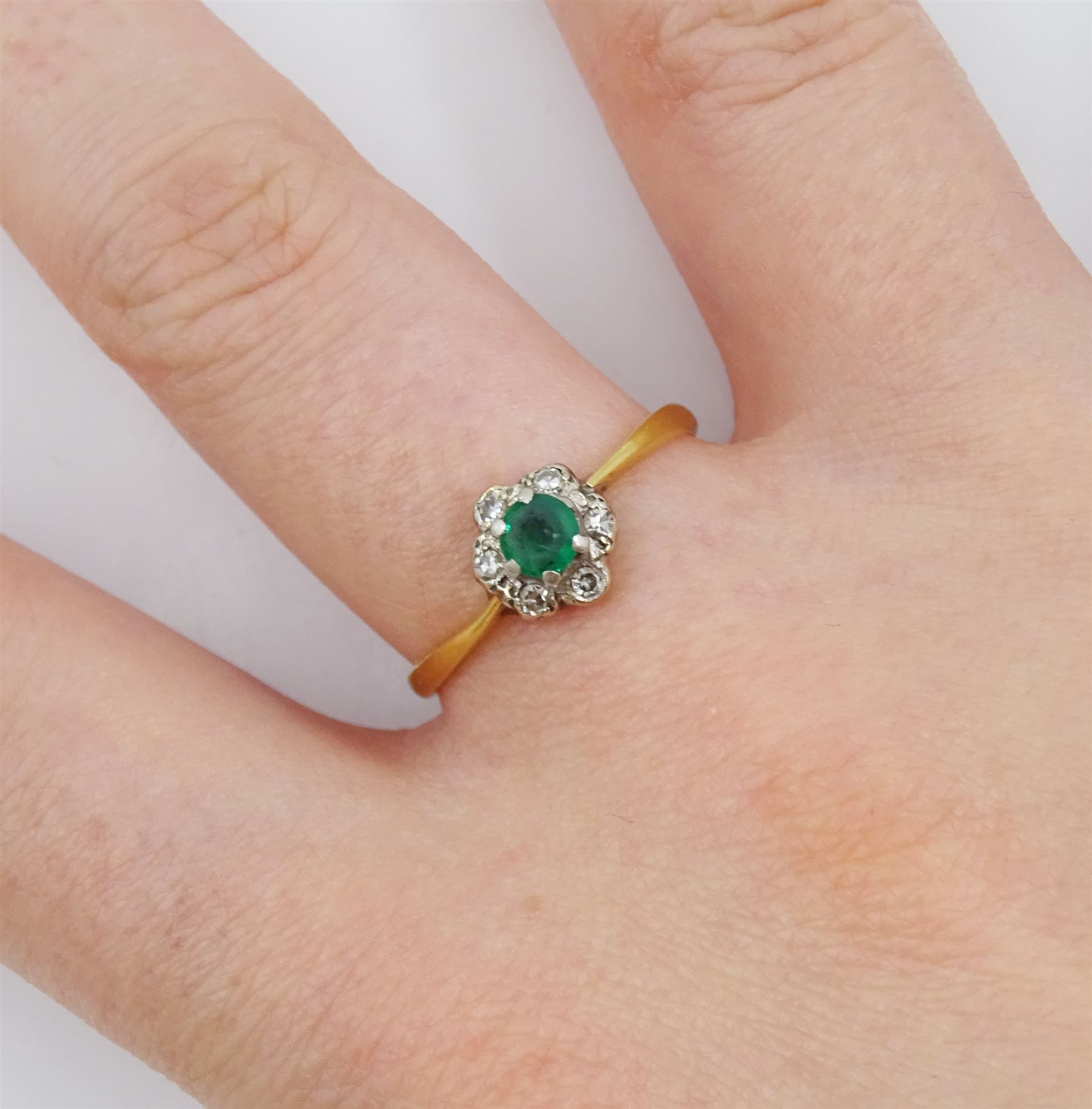 18ct gold green stone and diamond flower cluster ring - Image 2 of 4