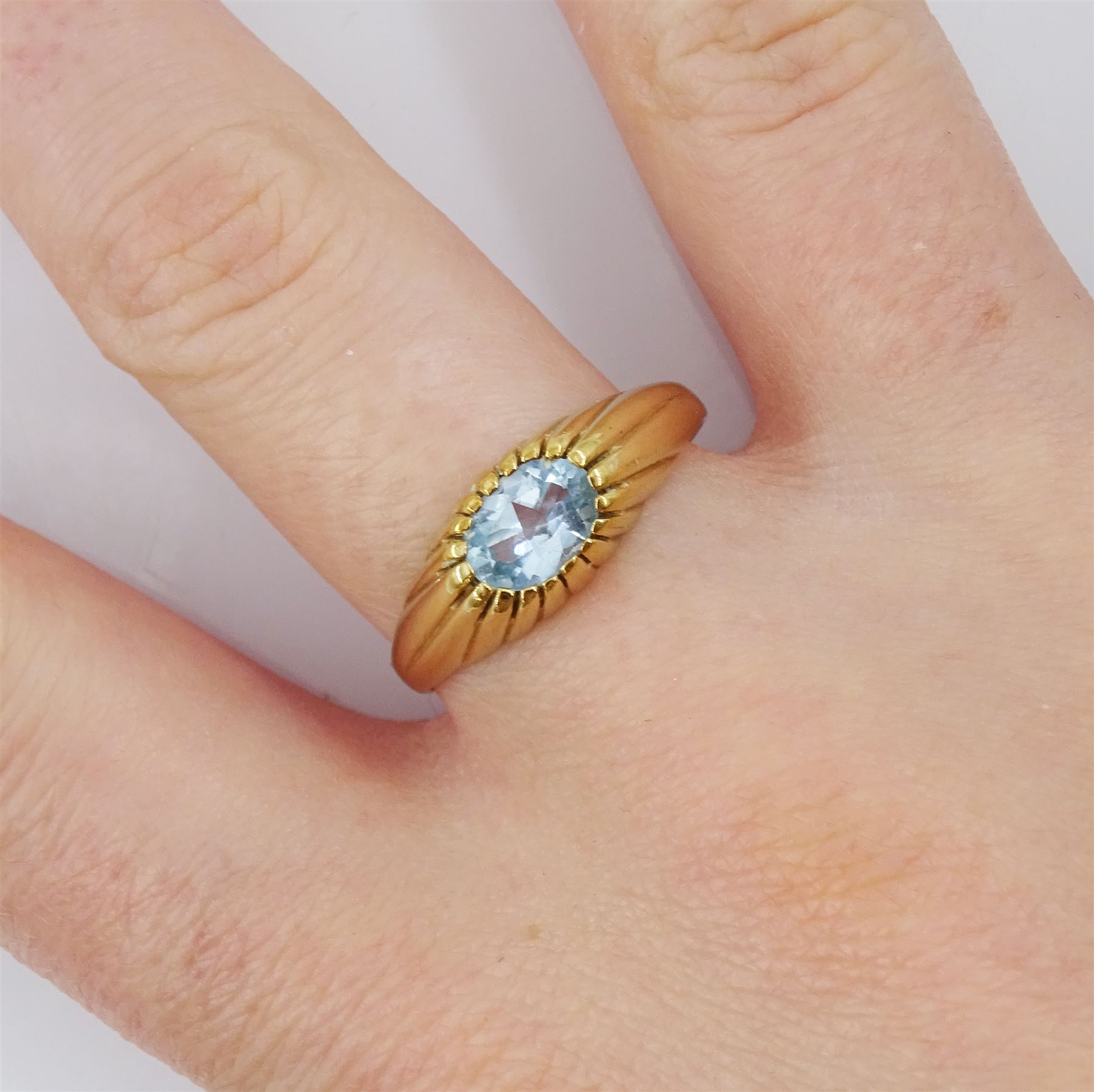 9ct gold single stone oval aquamarine ring - Image 2 of 4